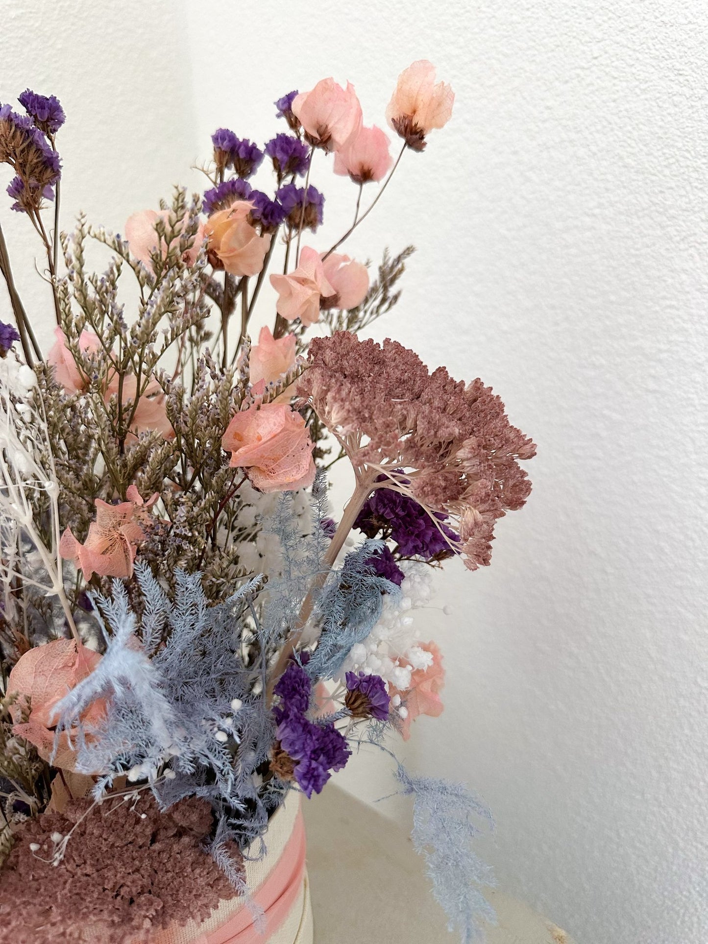 Nahaufnahme der Trockenblumen in der Box „Flora“ mit Fokus auf die Struktur von Achillea, Schleierkraut und Limonium.