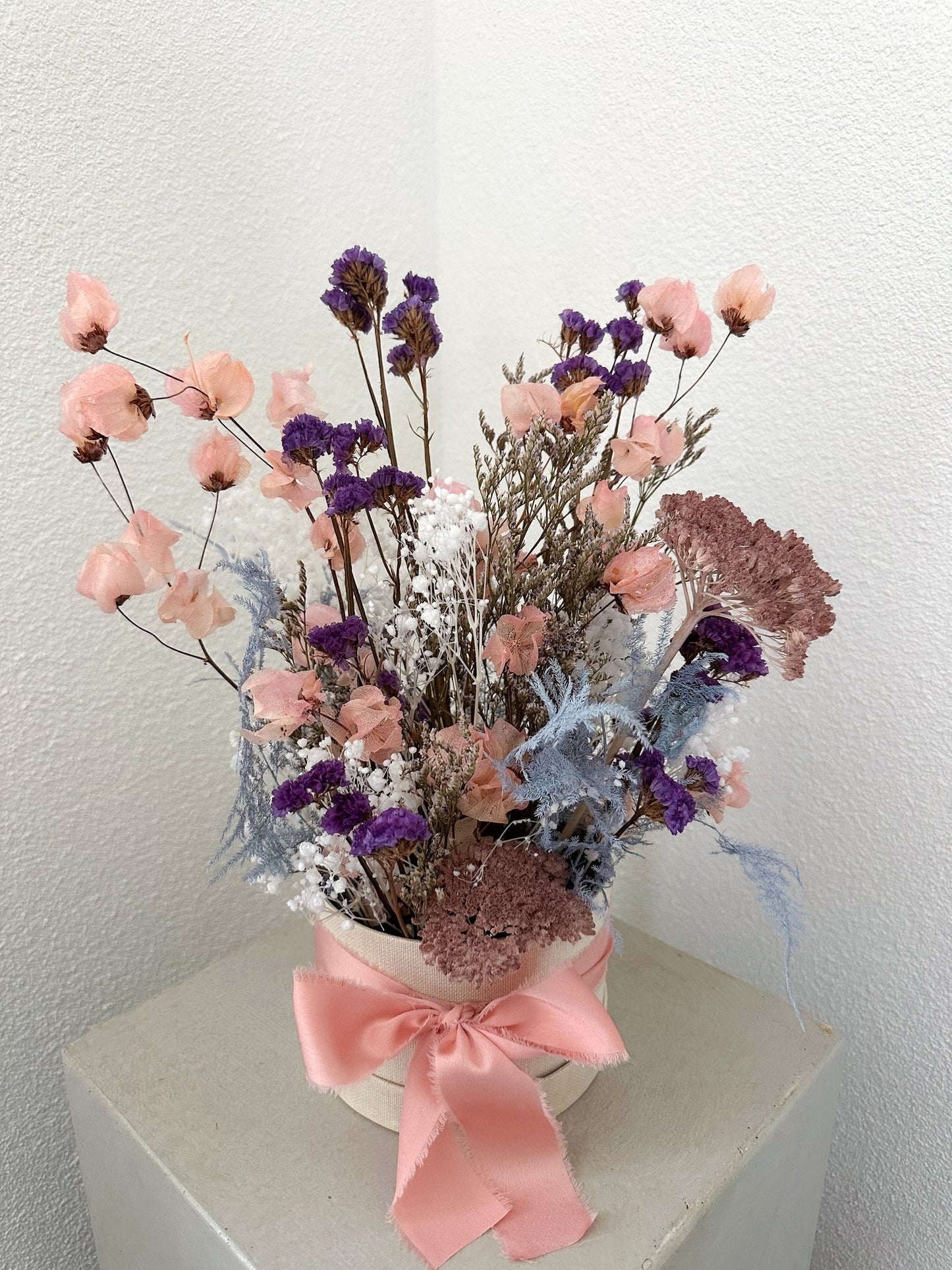 Blumenbox „Flora“ mit echten Trockenblumen in sanften Rosa-, Violett- und Naturtönen – verspielt, feminin und langlebig.