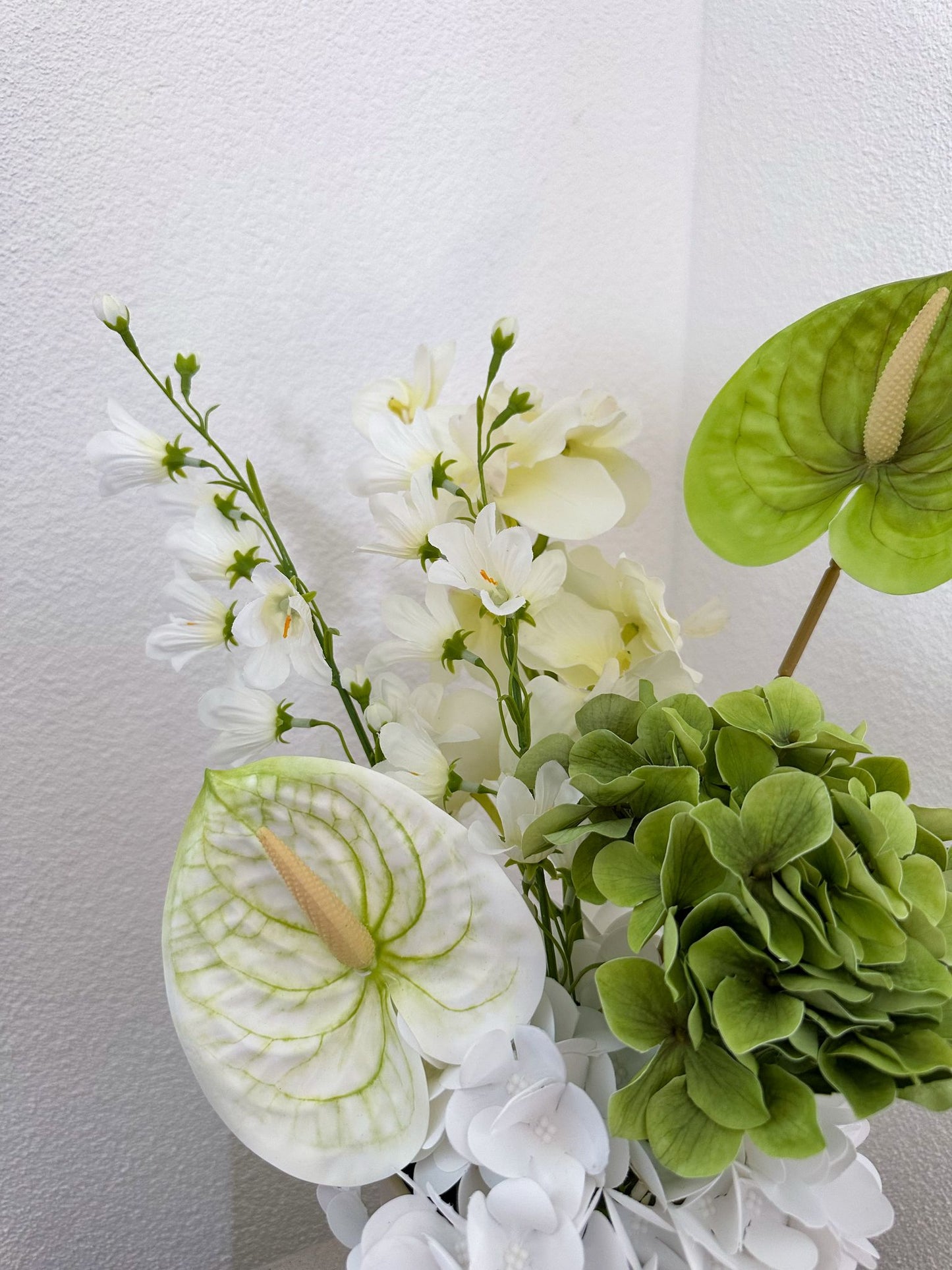 Detailaufnahme des Gestecks mit Fokus auf die Blüten von Anthurie, Hortensie und Campanula – lebensecht, fein verarbeitet und harmonisch arrangiert.