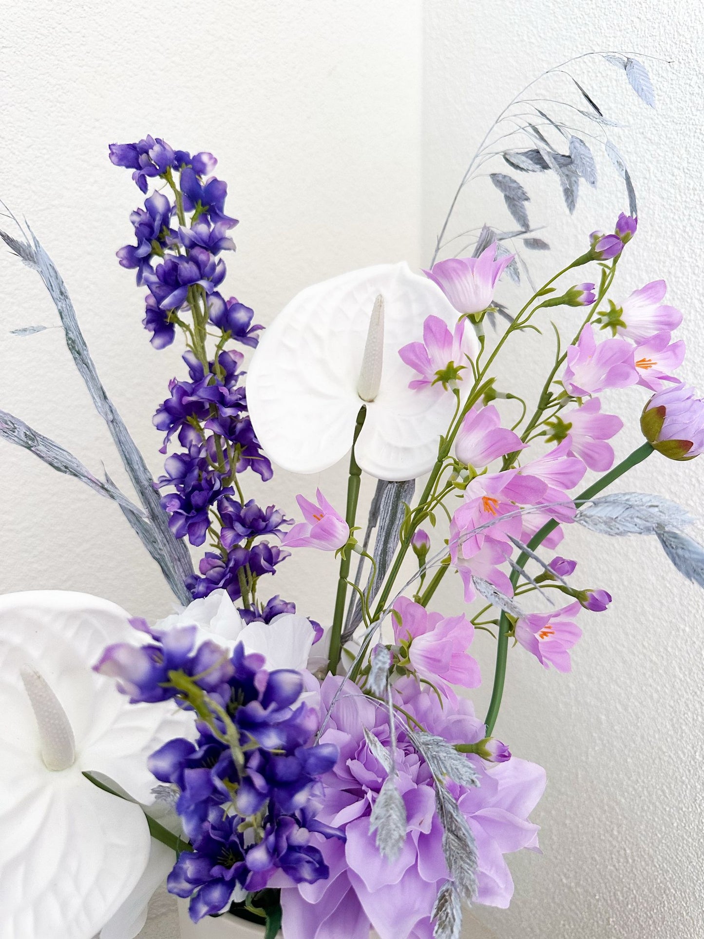 Detailansicht der Kunstblumen „Mary“ mit weicher Pfingstrose, lavendelfarbenem Delphinium und silbrigen Gräsern.