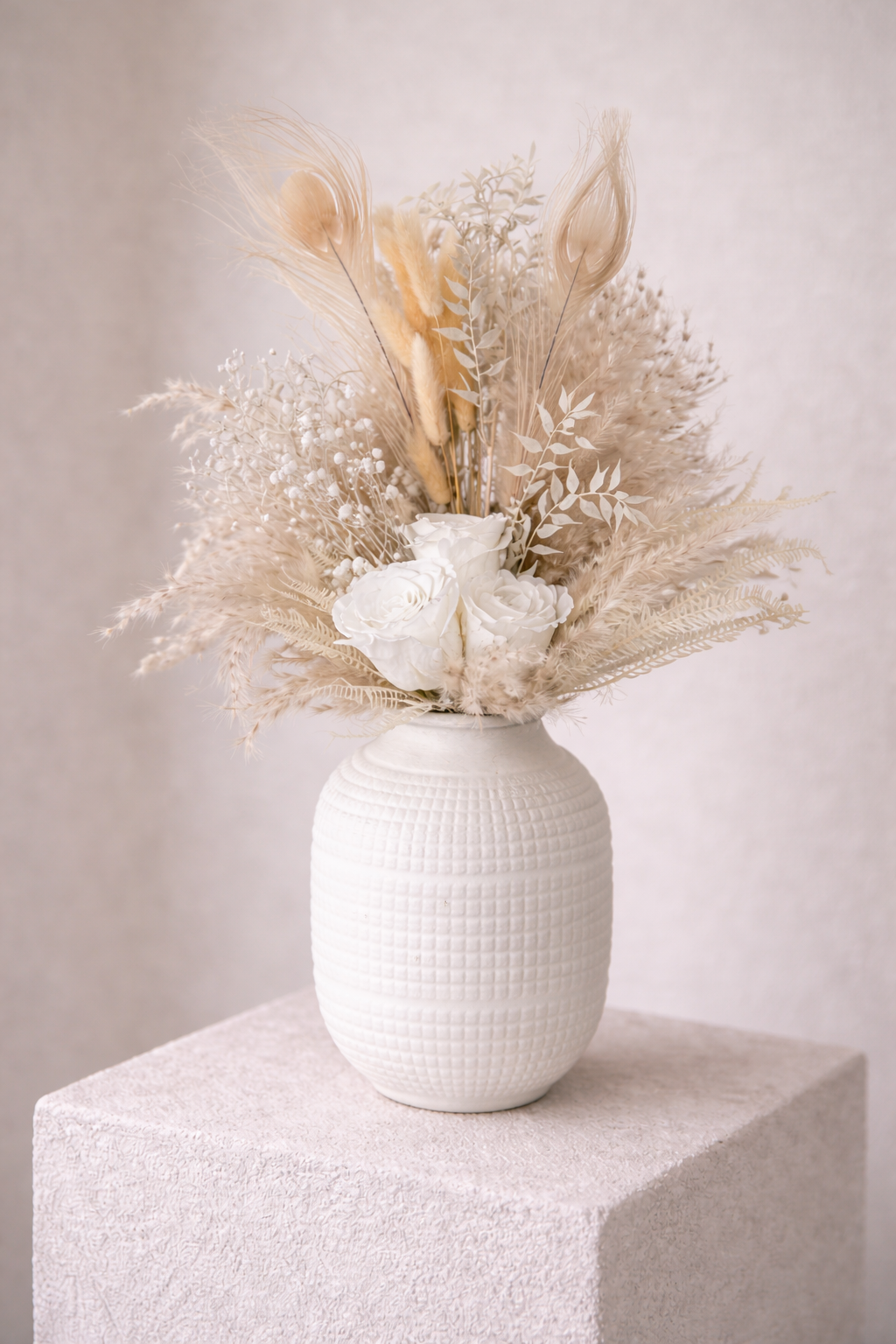 Vanessa Bouquet, mit stabilisierten Rosen, 50 cm