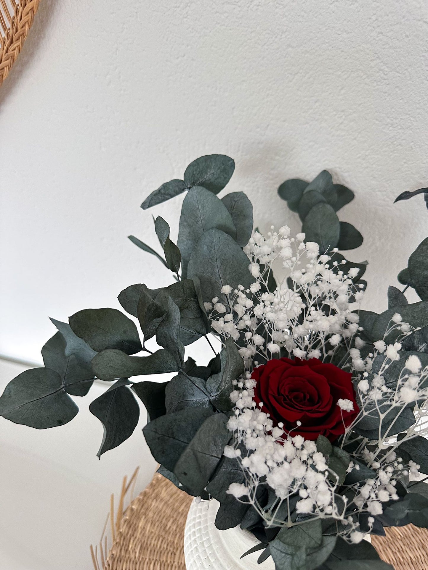 Elisa Bouquet mit roten Rosen, Schleierkraut und Eukalyptus vor einer hellen Wand.