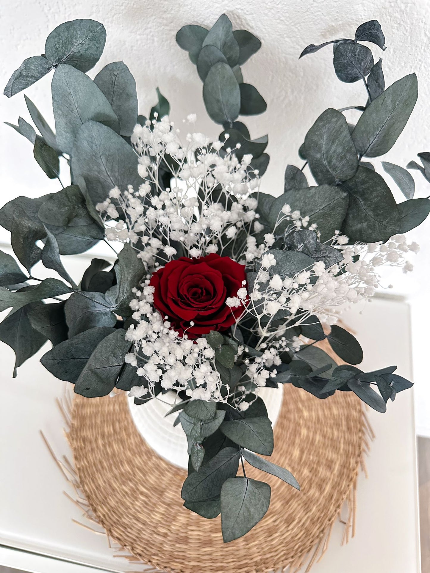 Nahaufnahme des Elisa Bouquets mit einer tiefroten Rose als Mittelpunkt und zartem Schleierkraut.