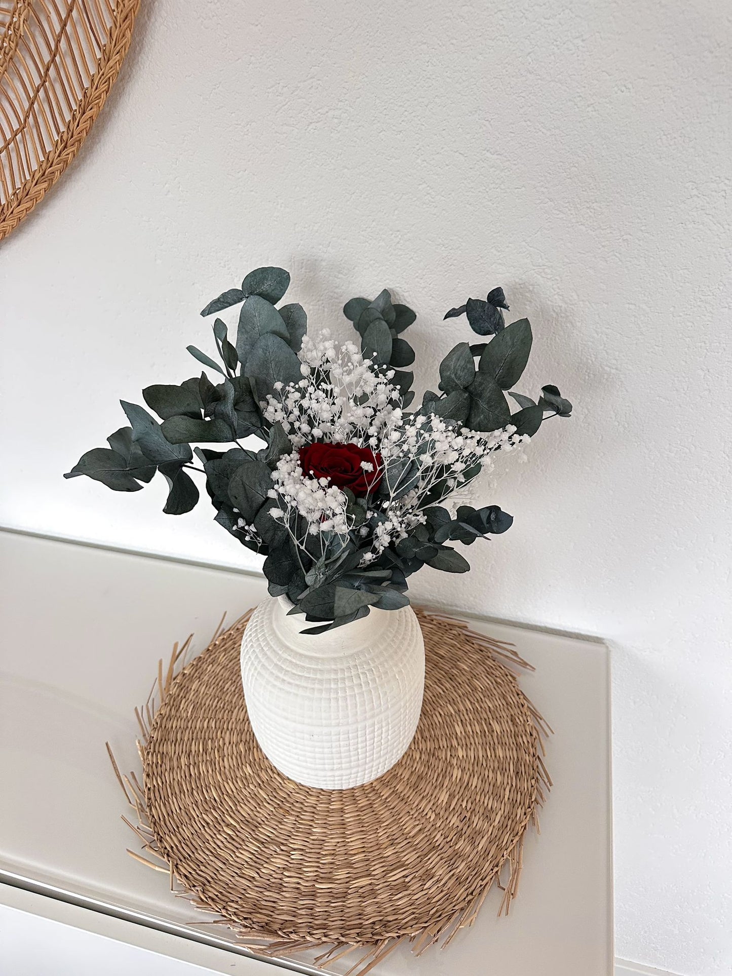 Elisa Bouquet in einer weißen Vase auf einem runden Rattan-Untersetzer, perfekt für eine moderne Einrichtung.