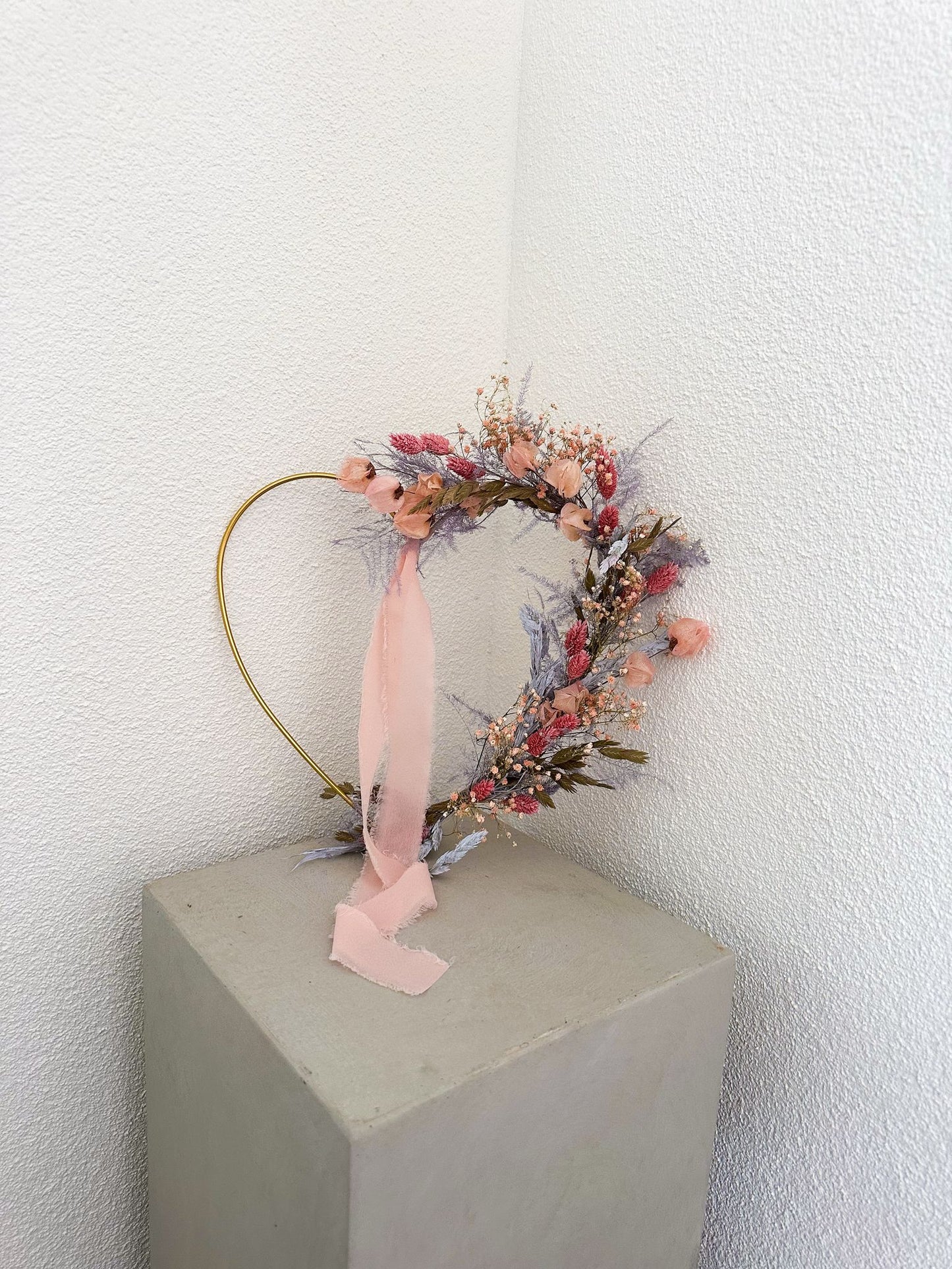 Herzförmiger Metallring mit Trockenblumen als liebevolles Geschenk für Mama