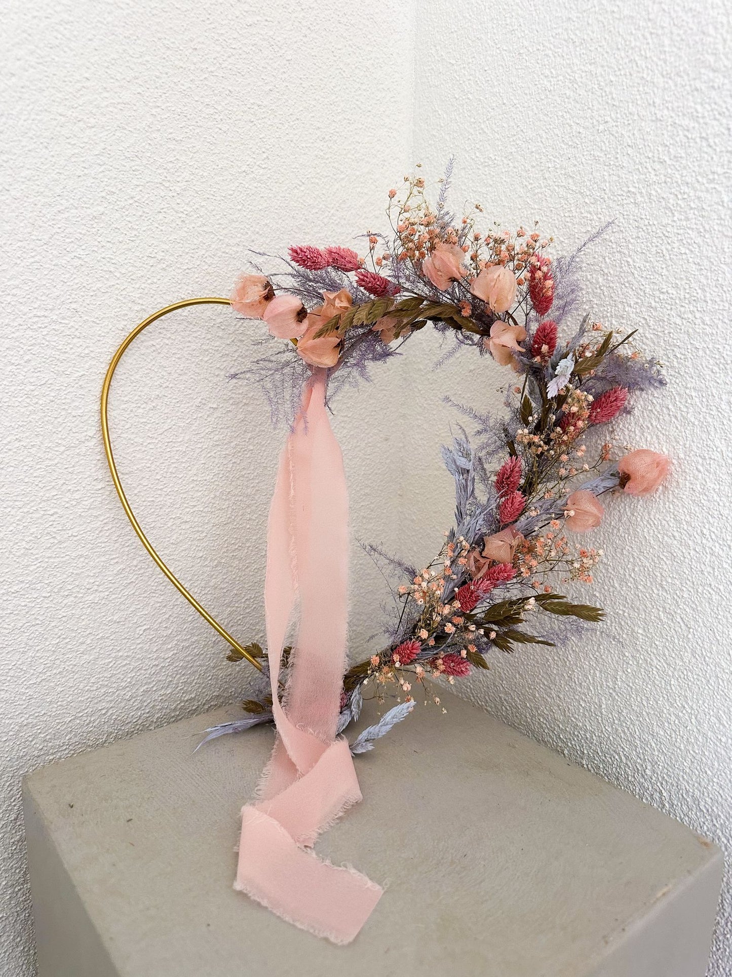 Herzhoop mit rosa Schleife und Trockenblumen von Solicollection auf Sockel
