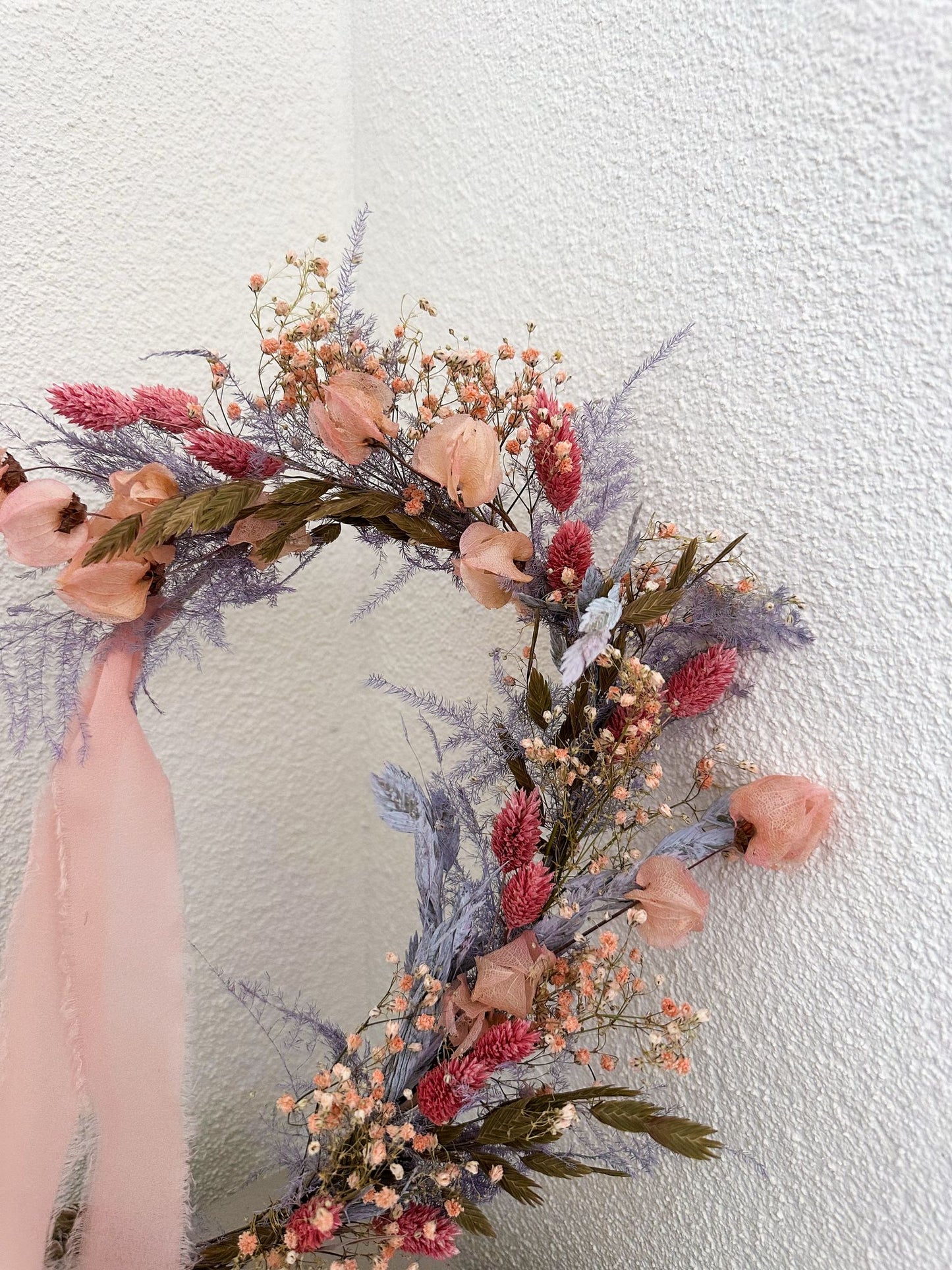 Detailansicht des Herzhoops „Mama“ mit Trockenblumen in Rosa, Flieder und Naturtönen