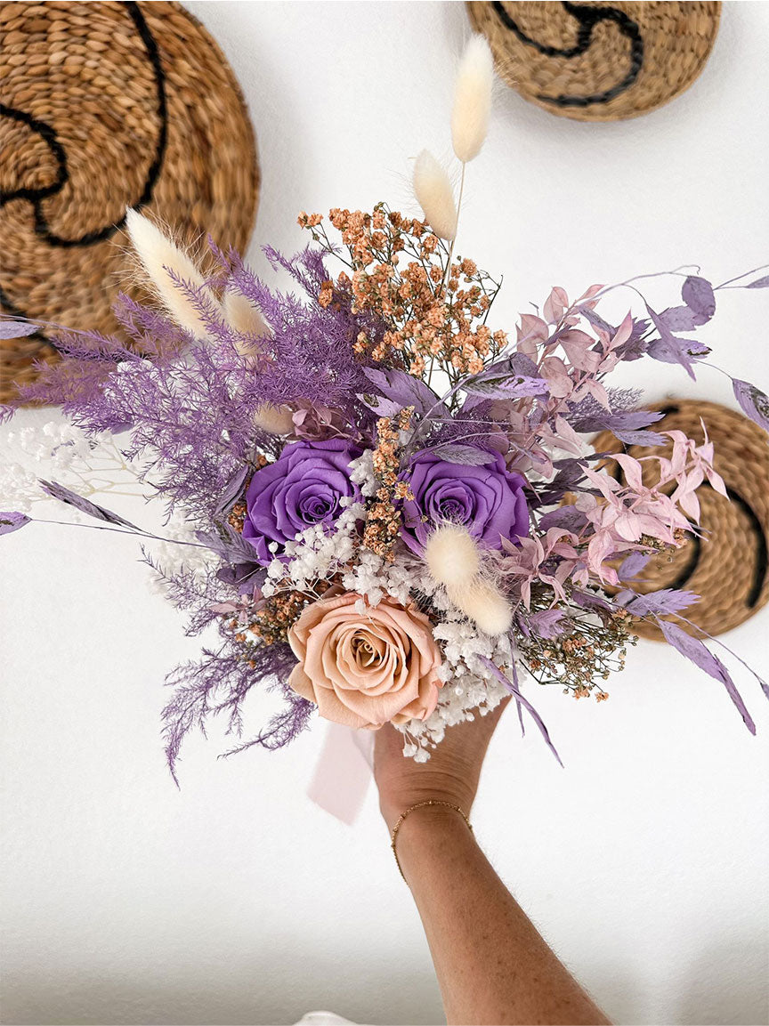 Eine Hand hält das 'Mama Bouquet mit 3 Rosen' – ein liebevolles Arrangement, das mütterliche Sanftheit feiert.
