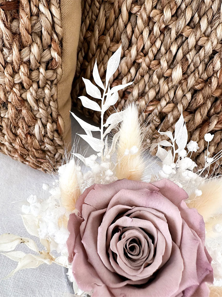 Elegantes Mini Gesteck 'Mama' mit stabilisierter Rose und zarten Trockenblumen, ideal für langanhaltende Dekoration.