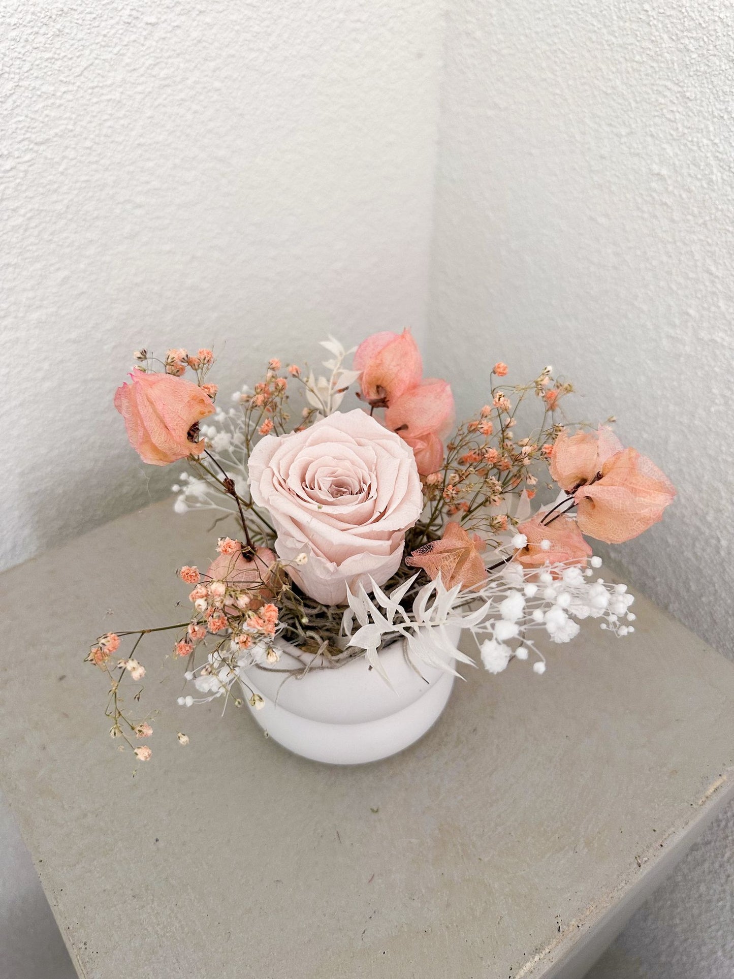 Mini-Gesteck „Simona“ aus echten, konservierten Blüten – zarte Trockenblumenkunst in Rosé und Weiss.