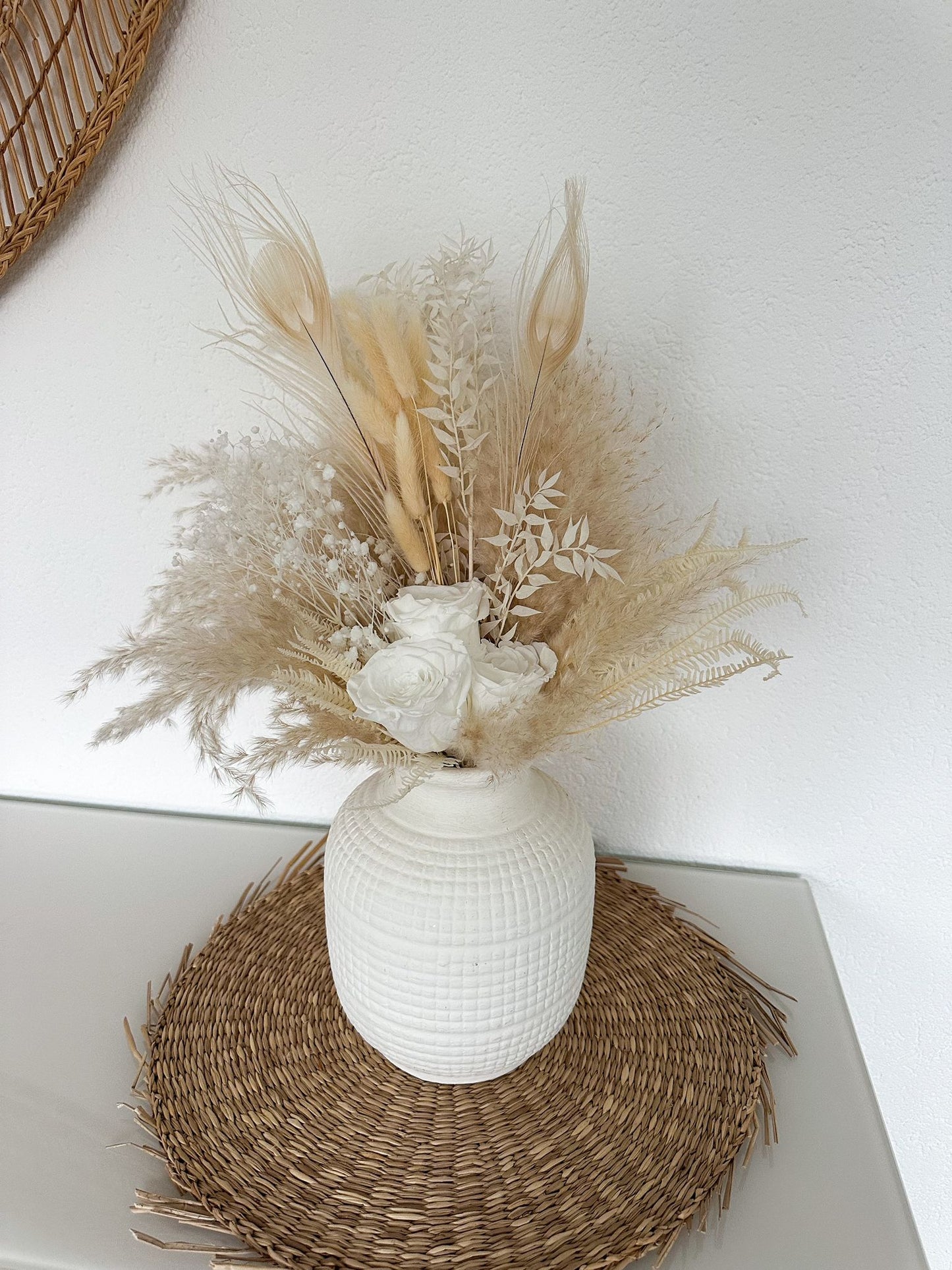 Gesamtansicht des dekorativen Trockenblumenstrausses "Vanessa" in einer weißen Vase, arrangiert mit Pampasgras, stabilisierten Rosen und weiteren Naturmaterialien.