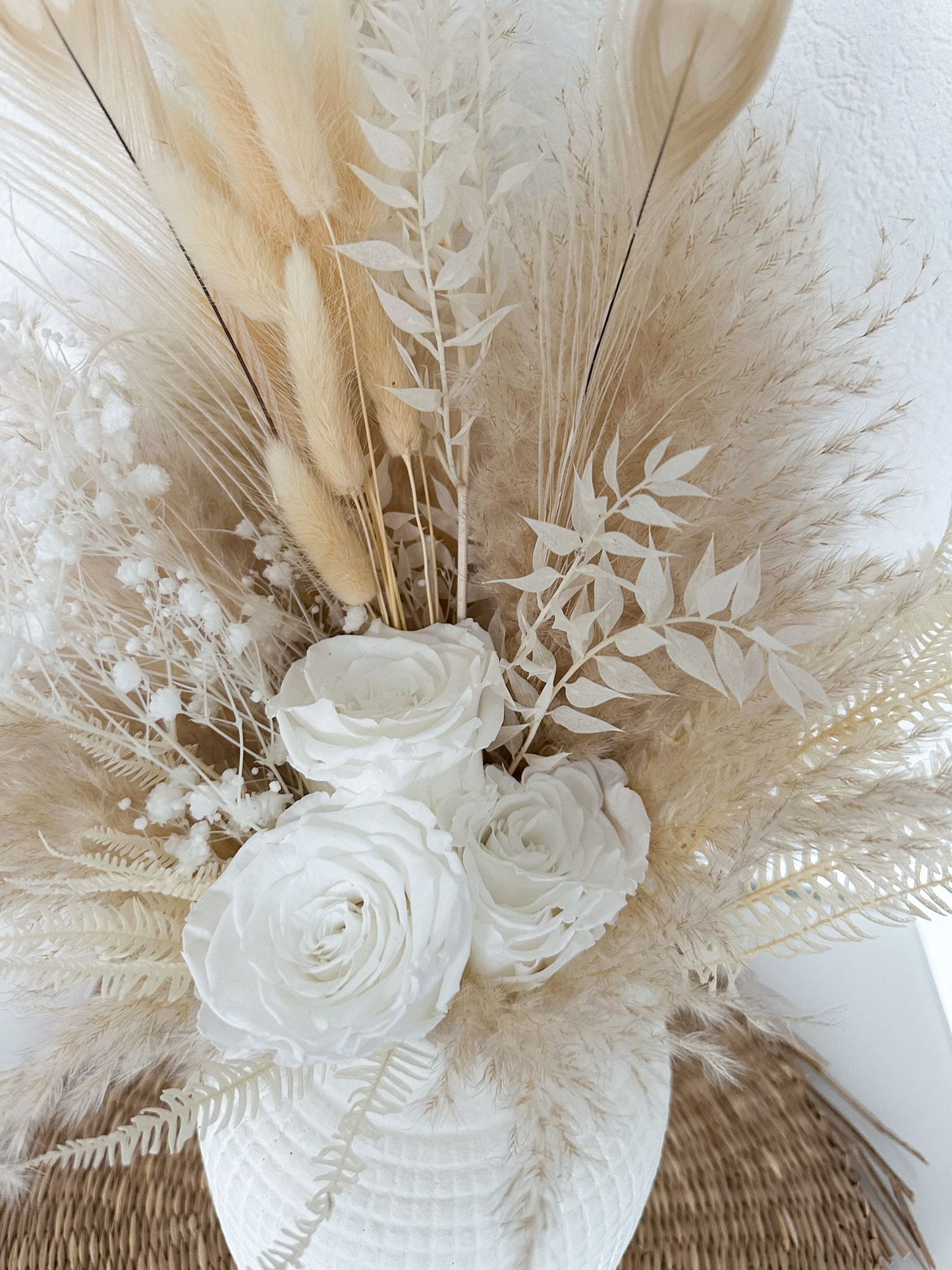 Detailansicht des Trockenblumenstrausses "Vanessa" mit stabilisierten cremefarbenen Rosen und filigranen Trockenblumen.