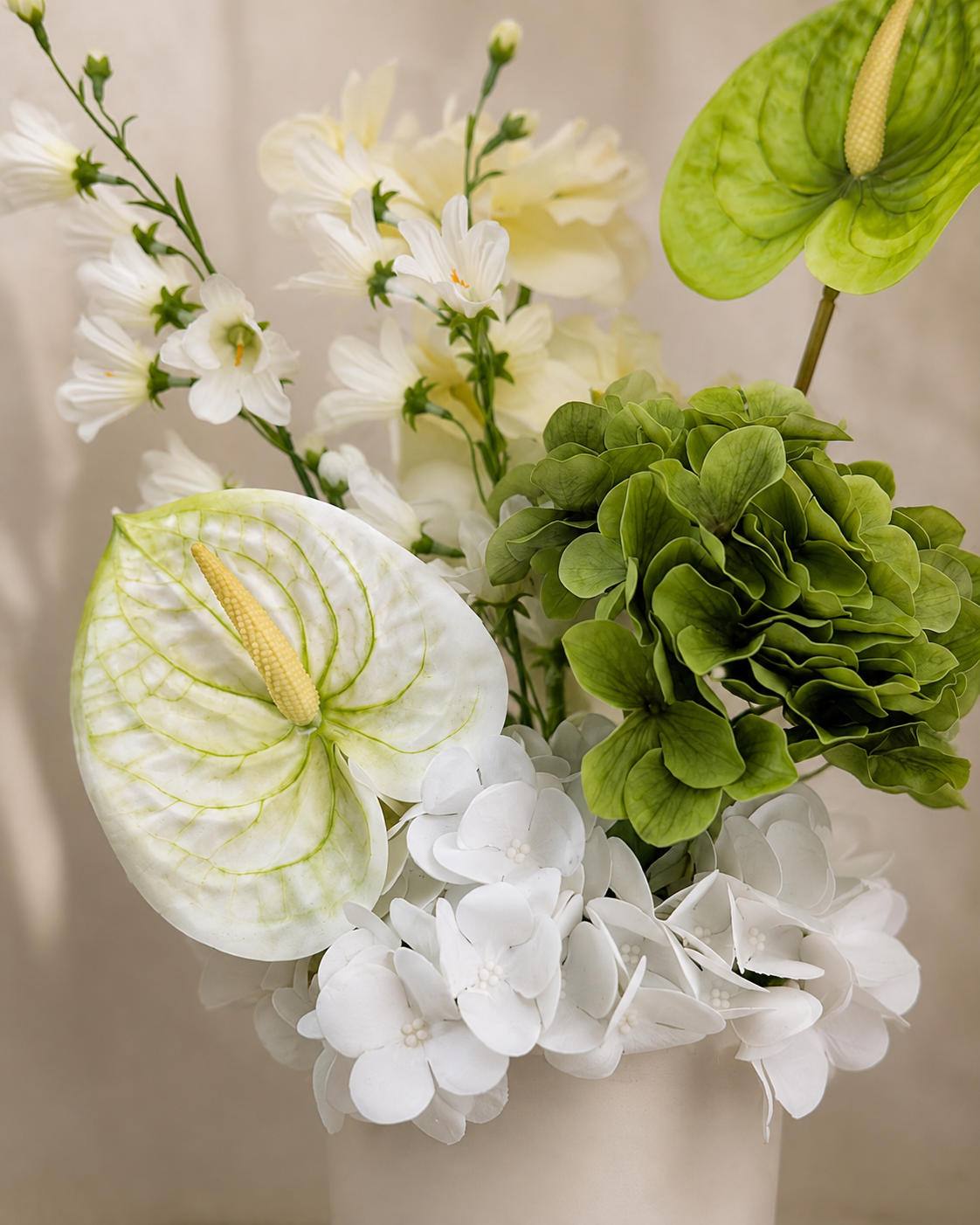 Detailaufnahme der Kunstblumen im Blumengesteck Arijana