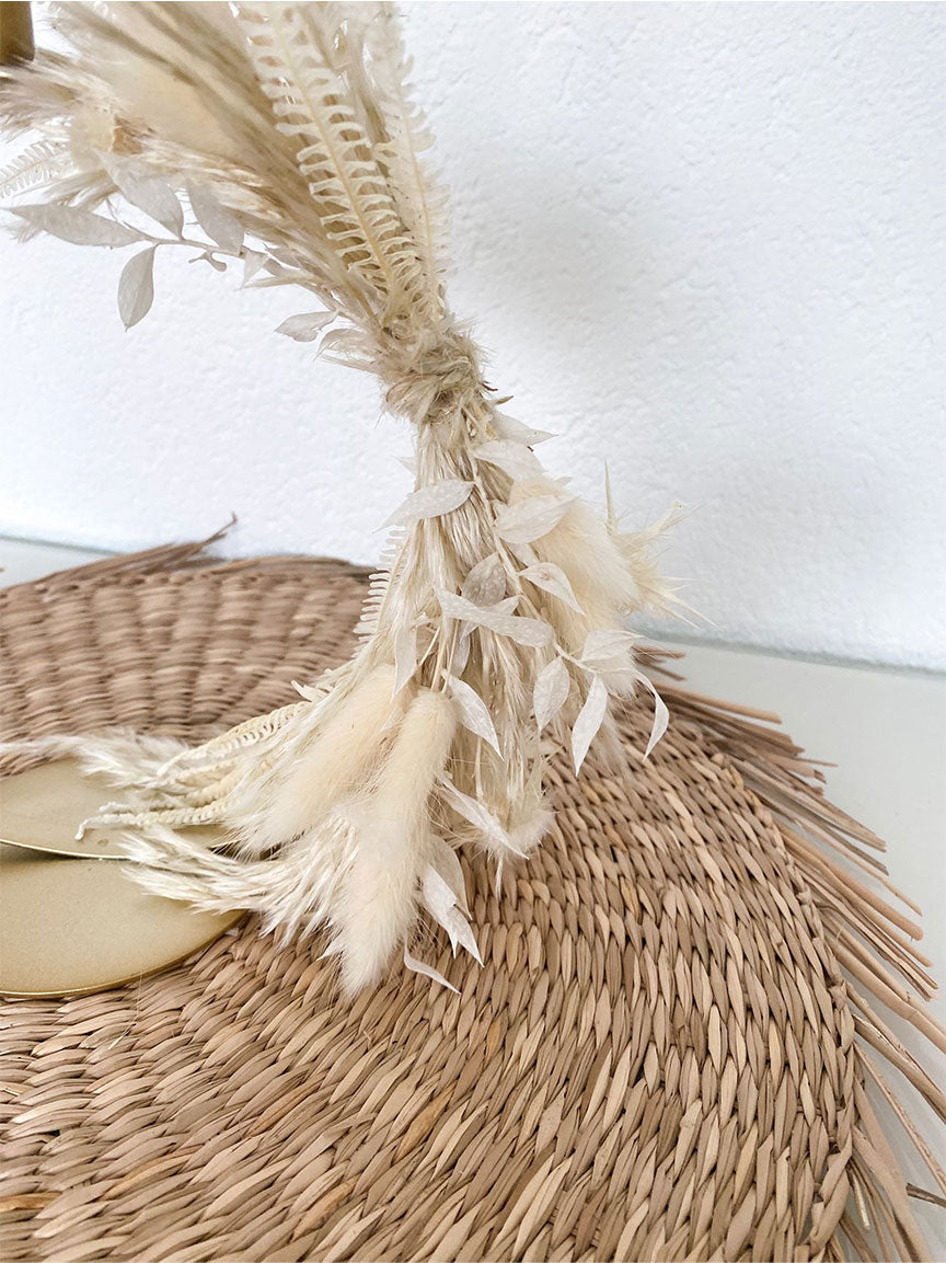 Kerzenhalter Serena von Soli Collection mit Trockenblumen, Farbe Gold.