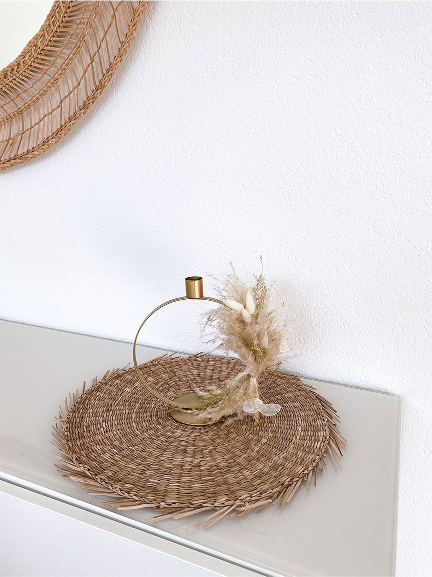 Kerzenständer in Gold, geschmückt mit Trockenblumen, ohne Kerze.