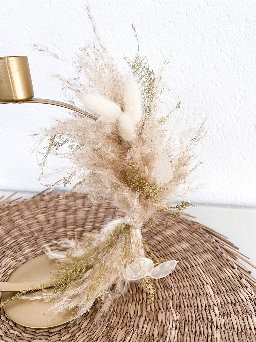 Kerzenständer in Gold, geschmückt mit Trockenblumen, ohne Kerze.