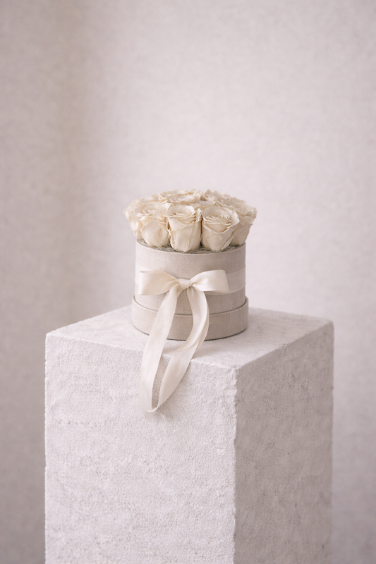 Rosenbox Elfenbein mit stabilisierten Rosen