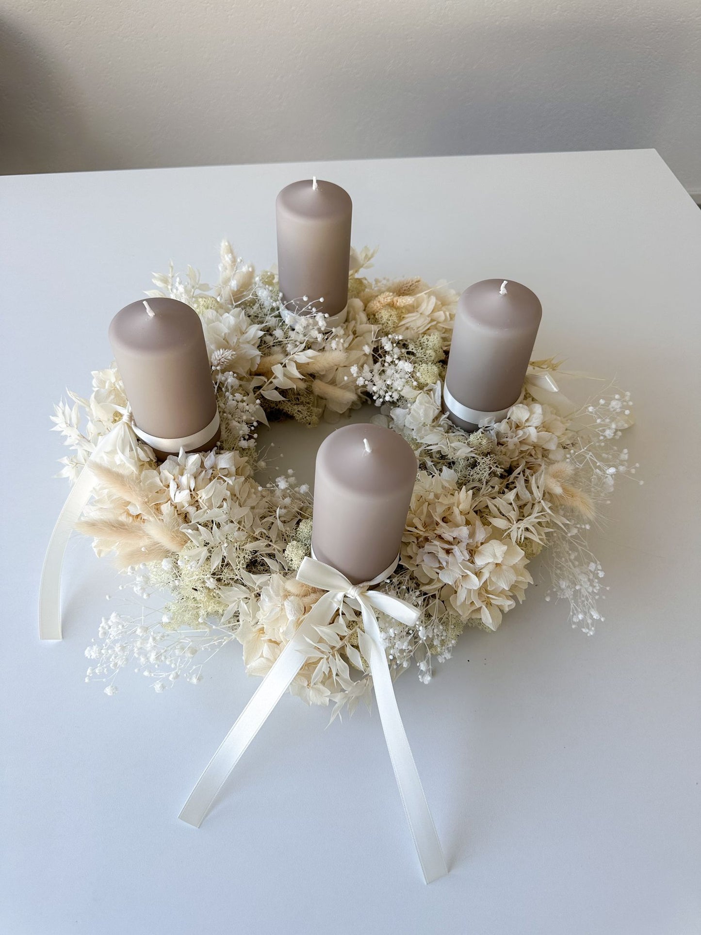 Seitenansicht Adventskranz Sonja – natürliche Materialien in harmonischen Winterfarben.