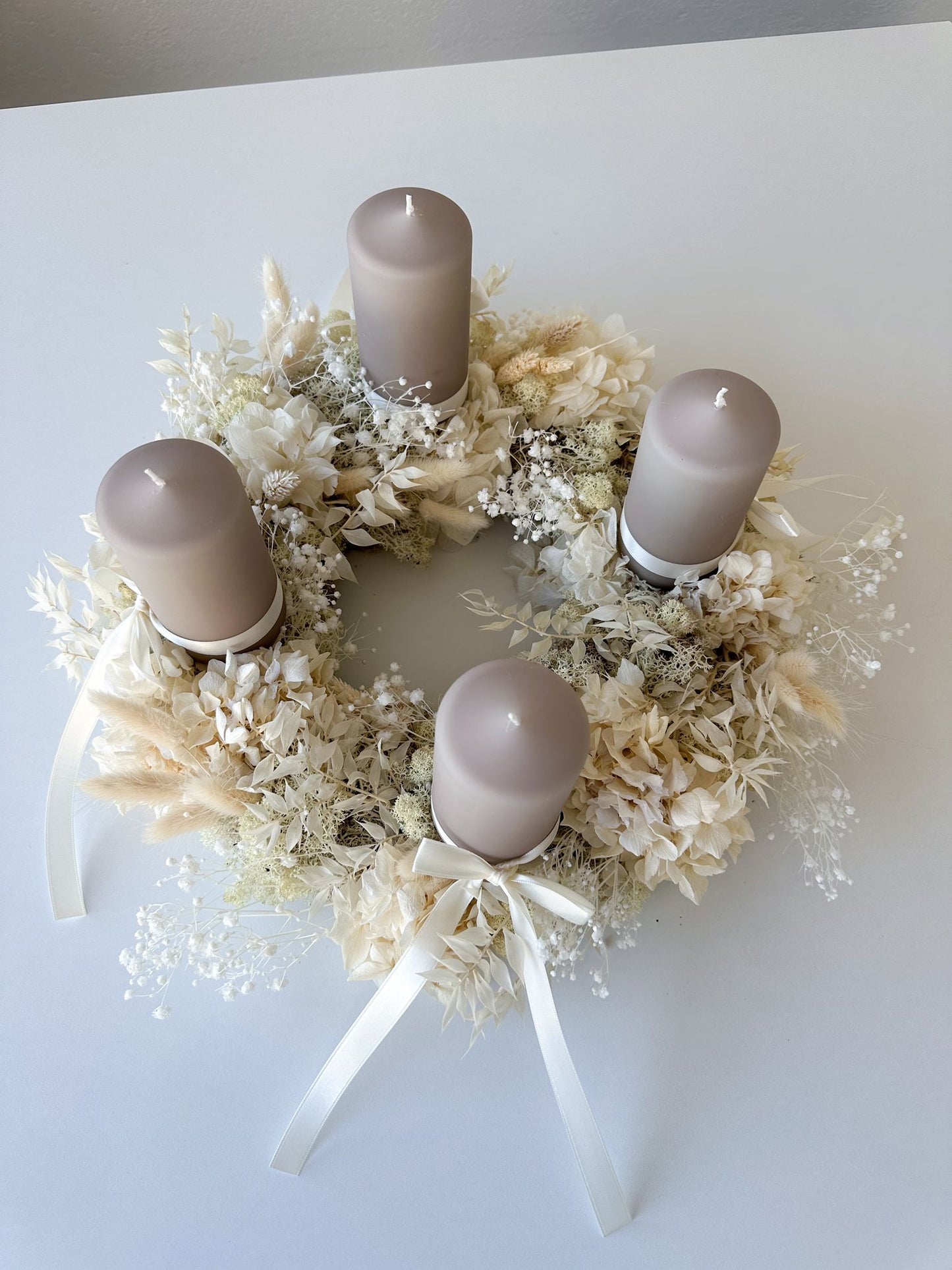 Adventskranz Sonja aus Trockenblumen in Creme und Weiss mit vier Kerzenhaltern – stilvolle Weihnachtsdekoration.