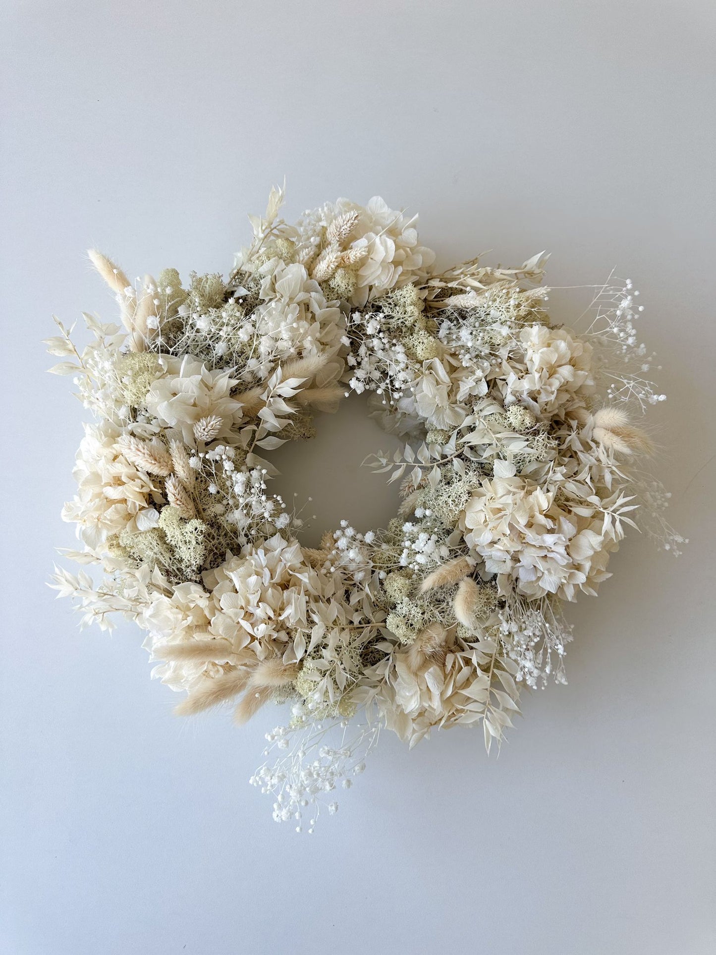 Nahaufnahme Adventskranz Sonja – Kombination aus Moos, Ruscus, Phalaris und Hortensie in hellen Cremetönen.