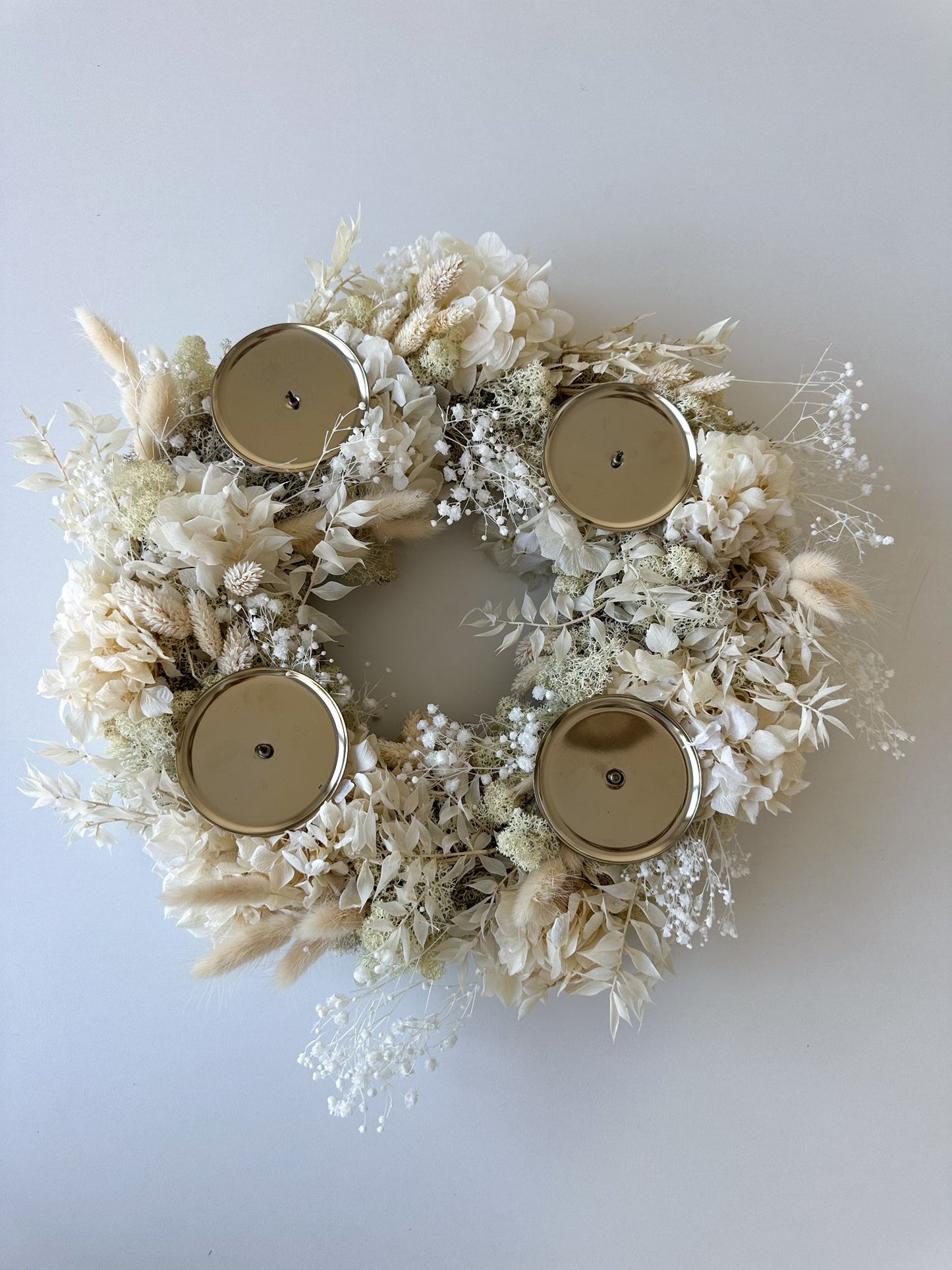 Detailaufnahme Adventskranz Sonja – Hortensie, Schleierkraut und Lagurus in zarten Naturtönen.