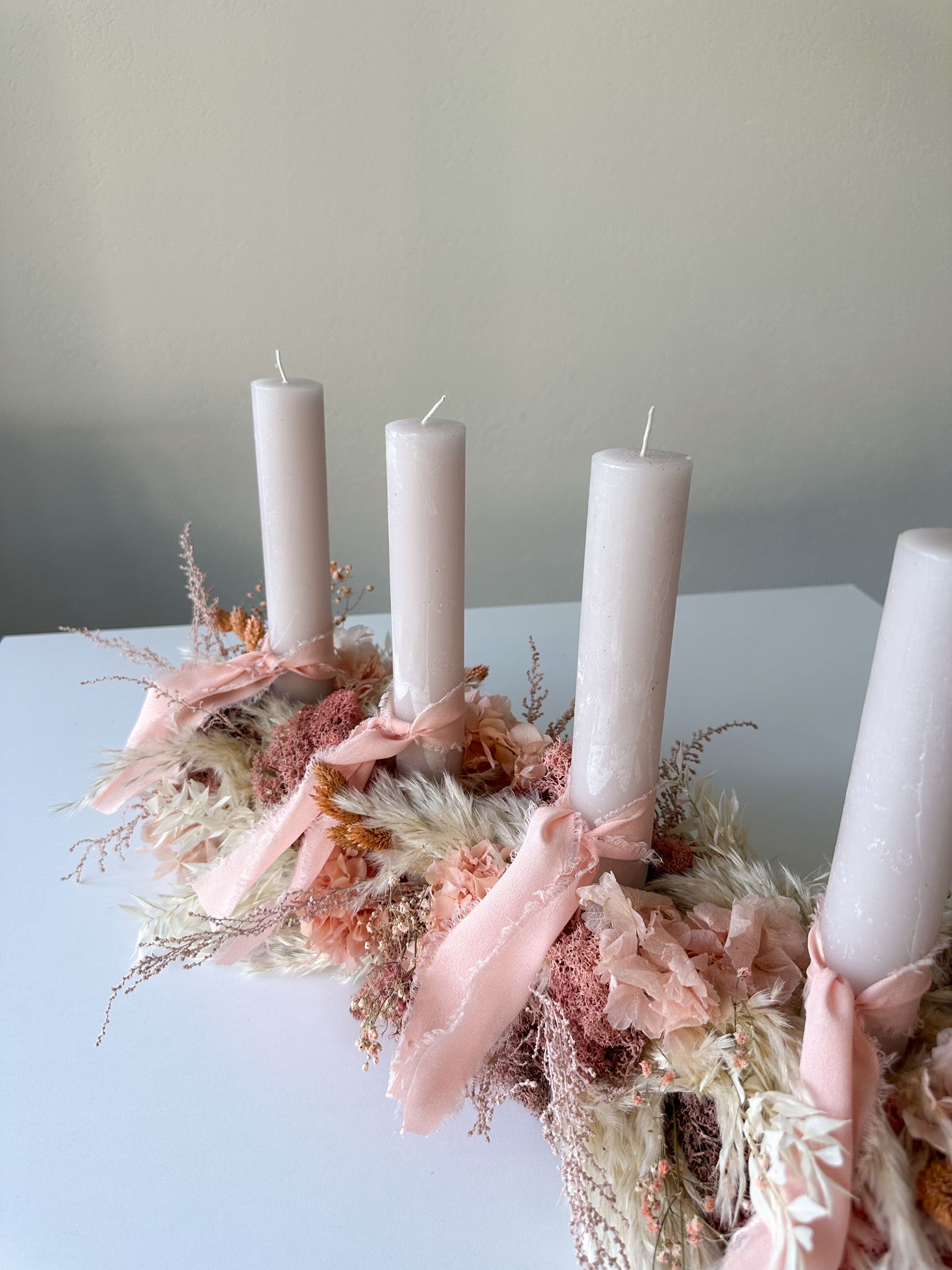 Adventsgesteck Violeta mit pastellfliederfarbenen Stabkerzen und feinen Trockenblumen