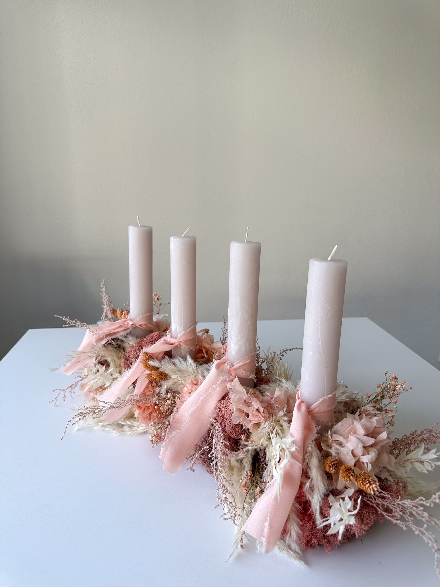 Adventskranz Violeta aus Pampasgras, Moos und Hortensien in zarten Rosé- und Naturtönen