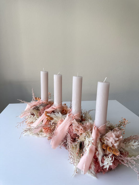 Adventskranz Violeta aus Pampasgras, Moos und Hortensien in zarten Rosé- und Naturtönen