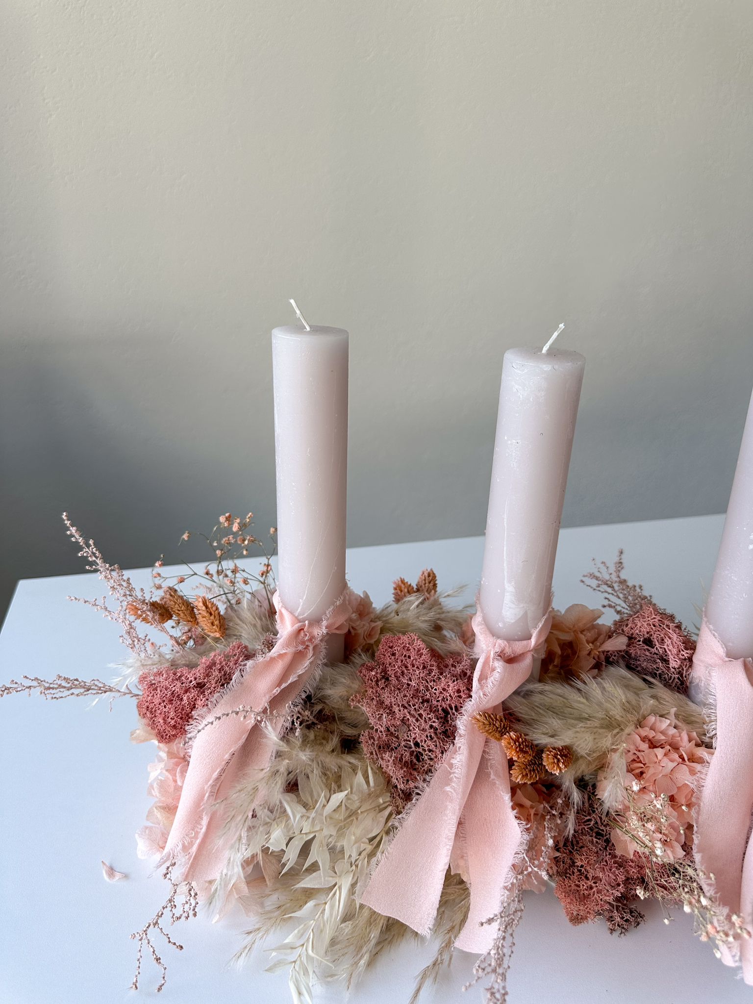 Detailaufnahme Adventskranz Violeta mit Hortensien, Lagurus und zarten Stoffbändern