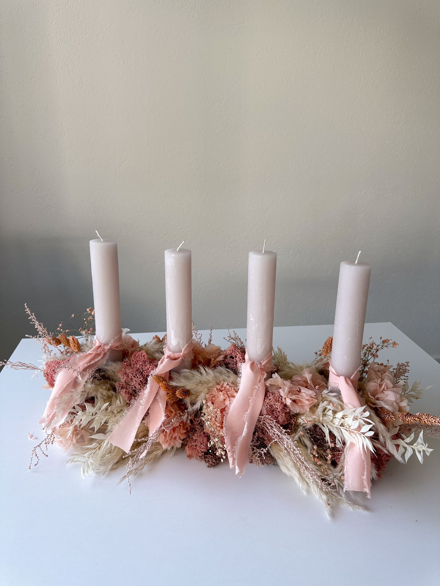 Längliches Adventsgesteck Violeta – handgefertigte Natürlichkeit in sanften Farben