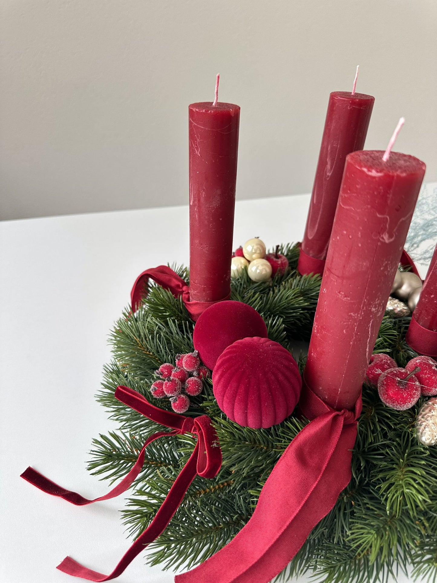 Weihnachtskranz Klassisch mit Kerzen und eleganten Kugeldekorationen