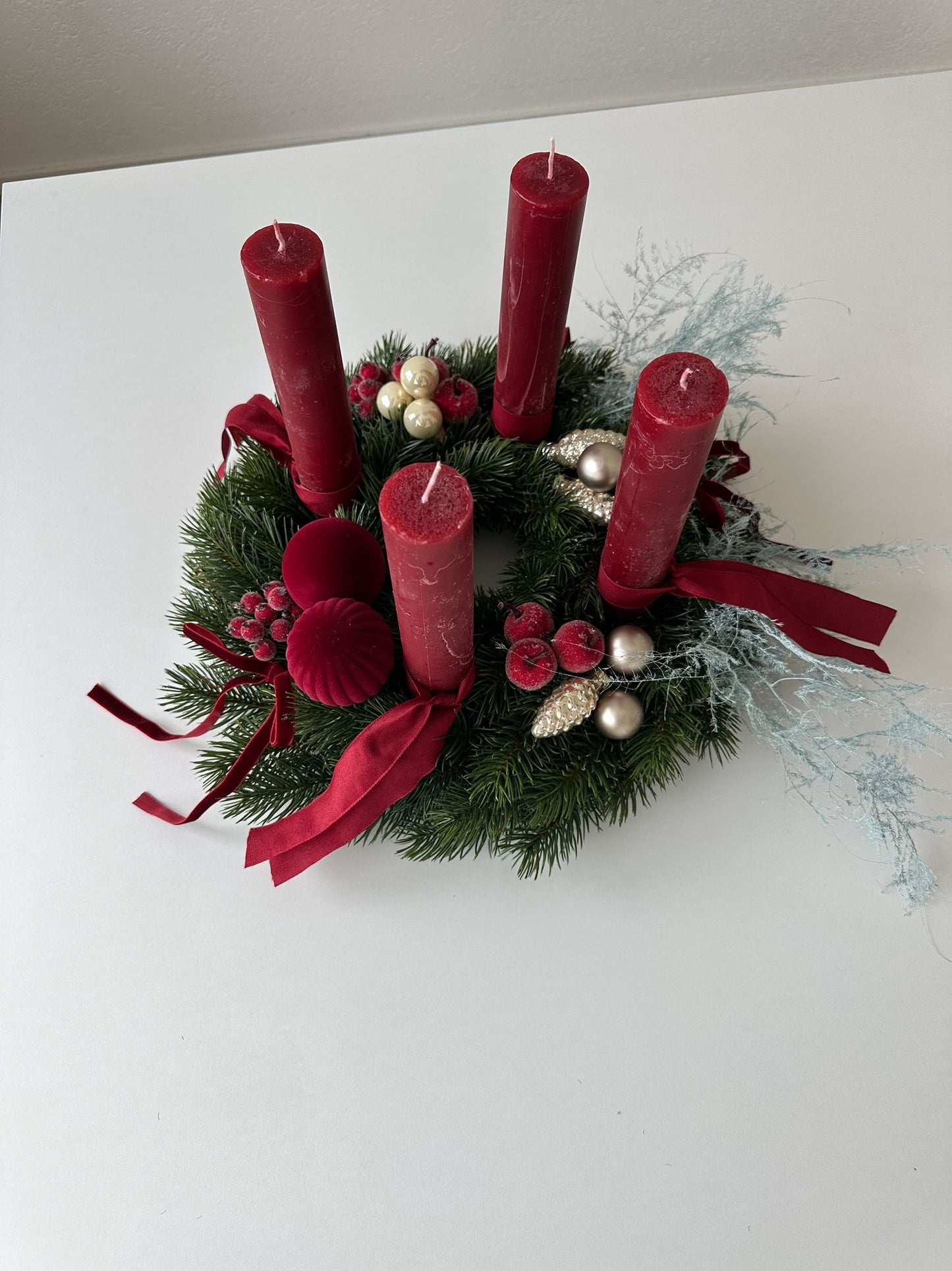 Detailaufnahme Adventskranz Klassisch mit Samtbändern und Beeren