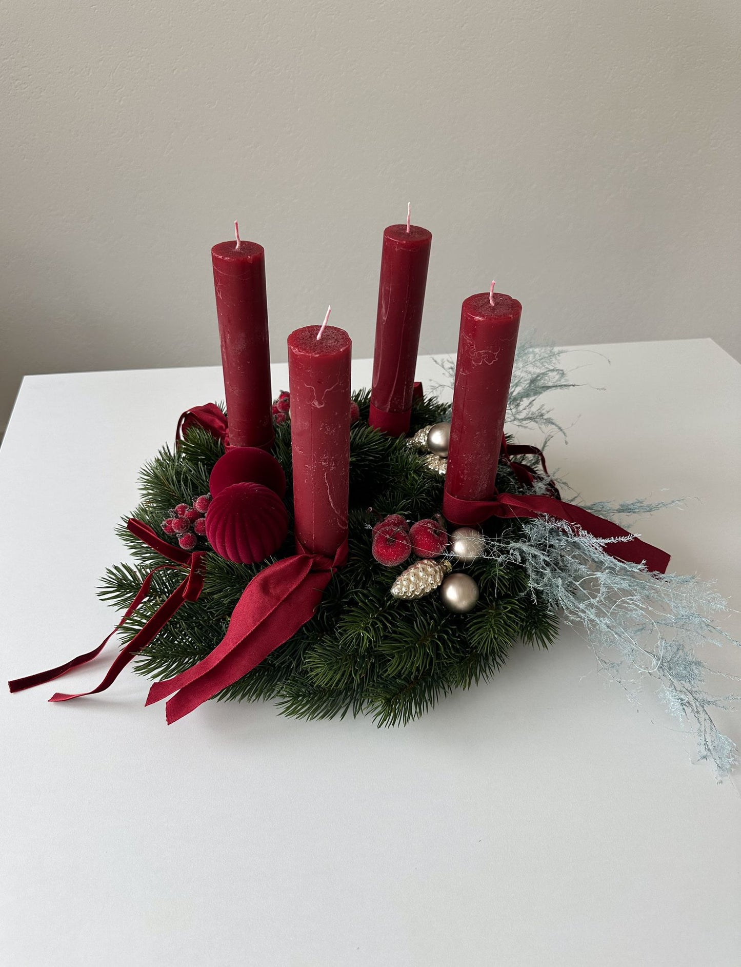Adventskranz Klassisch mit roten Stabkerzen und künstlicher Tanne