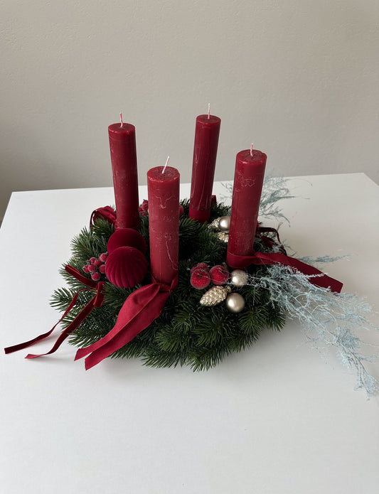 Adventskranz Klassisch mit roten Stabkerzen und künstlicher Tanne