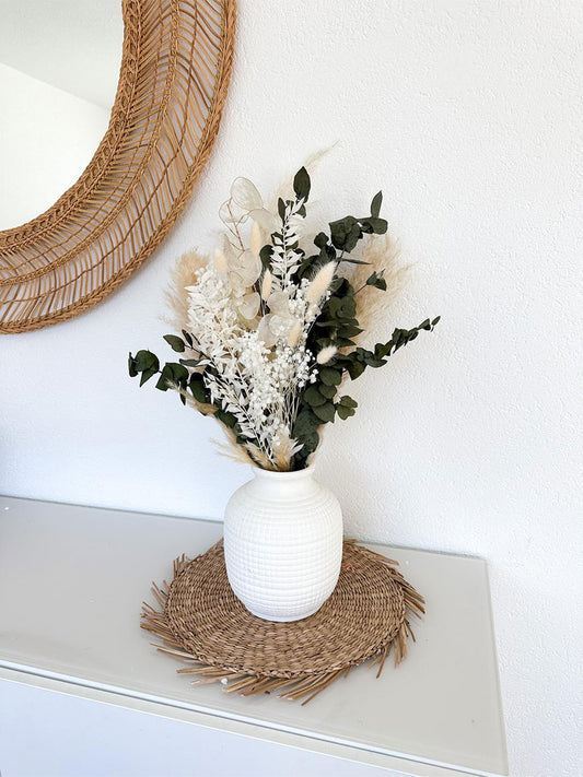 Gesamtbild des Alessia Bouquets, elegant präsentiert auf einem Tisch gegen eine minimalistische Wand.