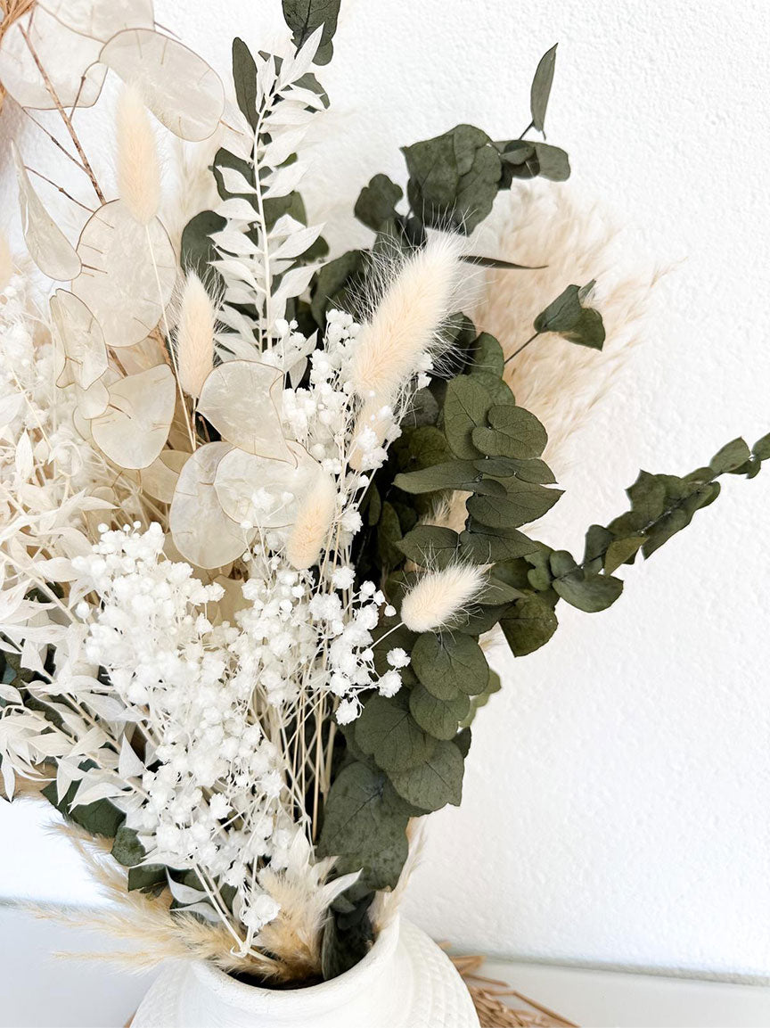 Detailaufnahme des Alessia Bouquets, in der die harmonische Zusammensetzung von Pampasgras, Eukalyptus und Ruscus hervorgehoben wird.