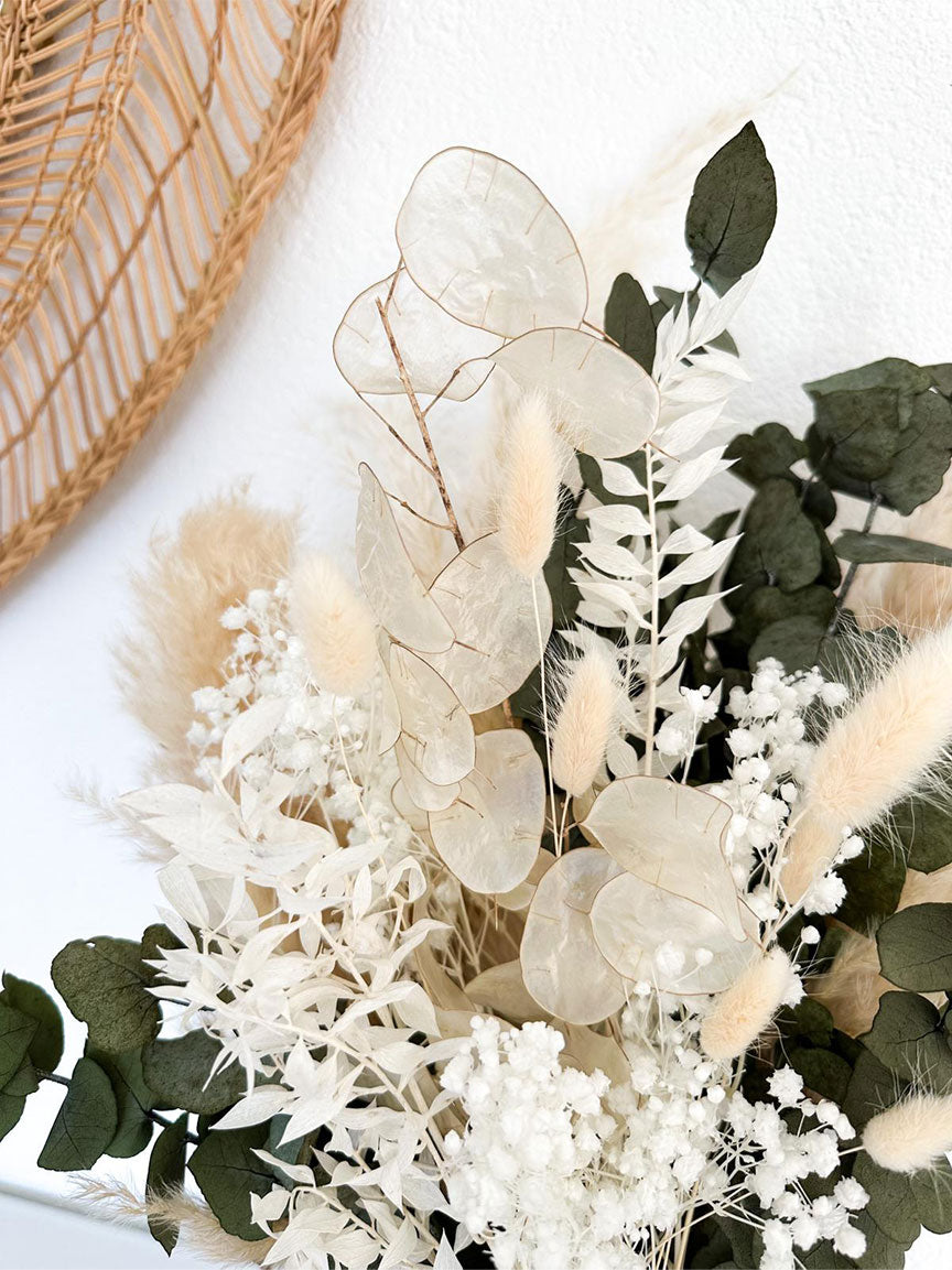 Nahaufnahme des Alessia Bouquets, die die feinen Texturen von Schleierkraut, Lagurus und Lunaria zeigt.