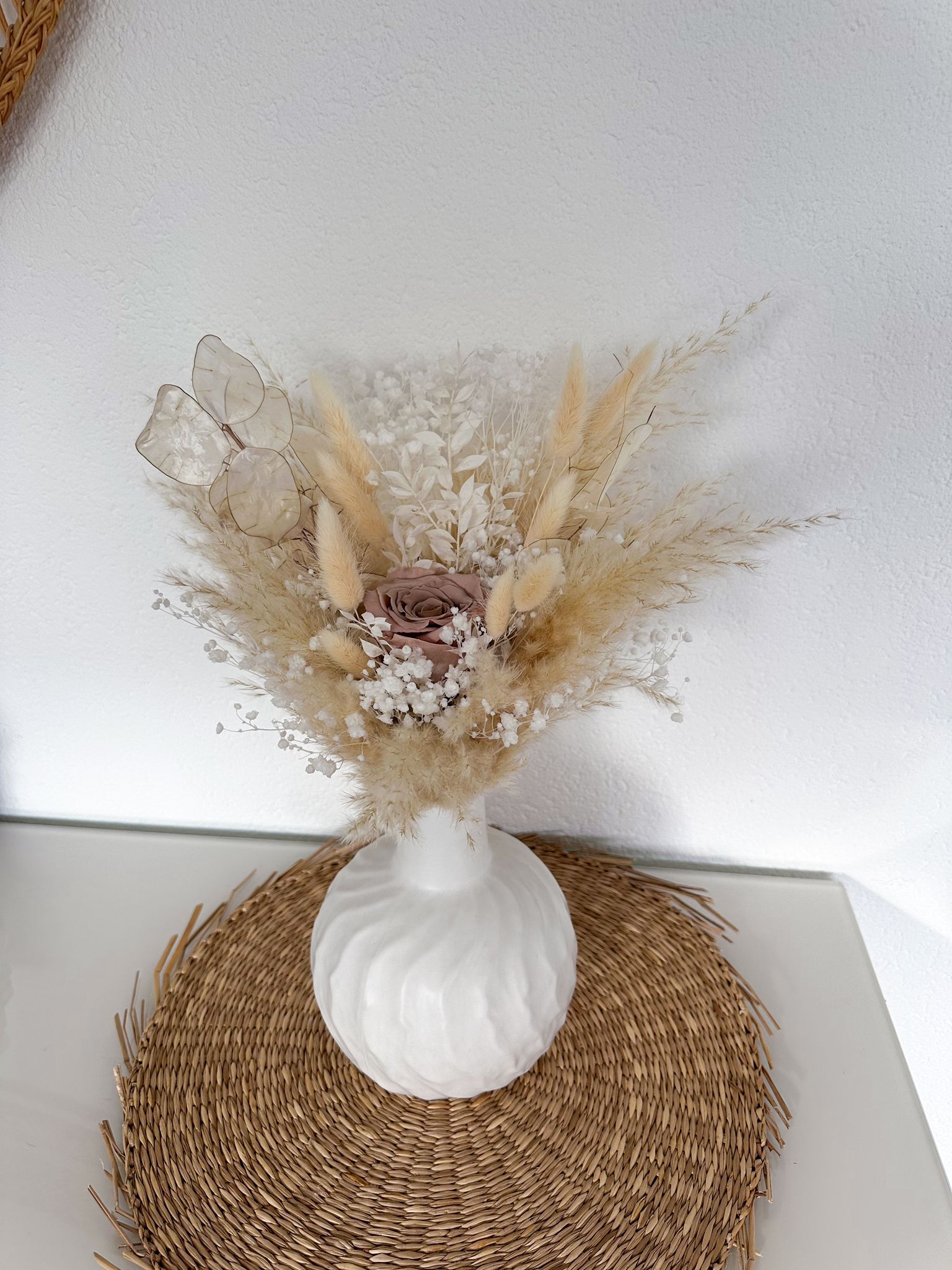 Anne Bouquet in einer weissen Vase, bestehend aus stabilisierten Rosen, Pampas und Trockenblumen wie Lunaria und Schleierkraut.