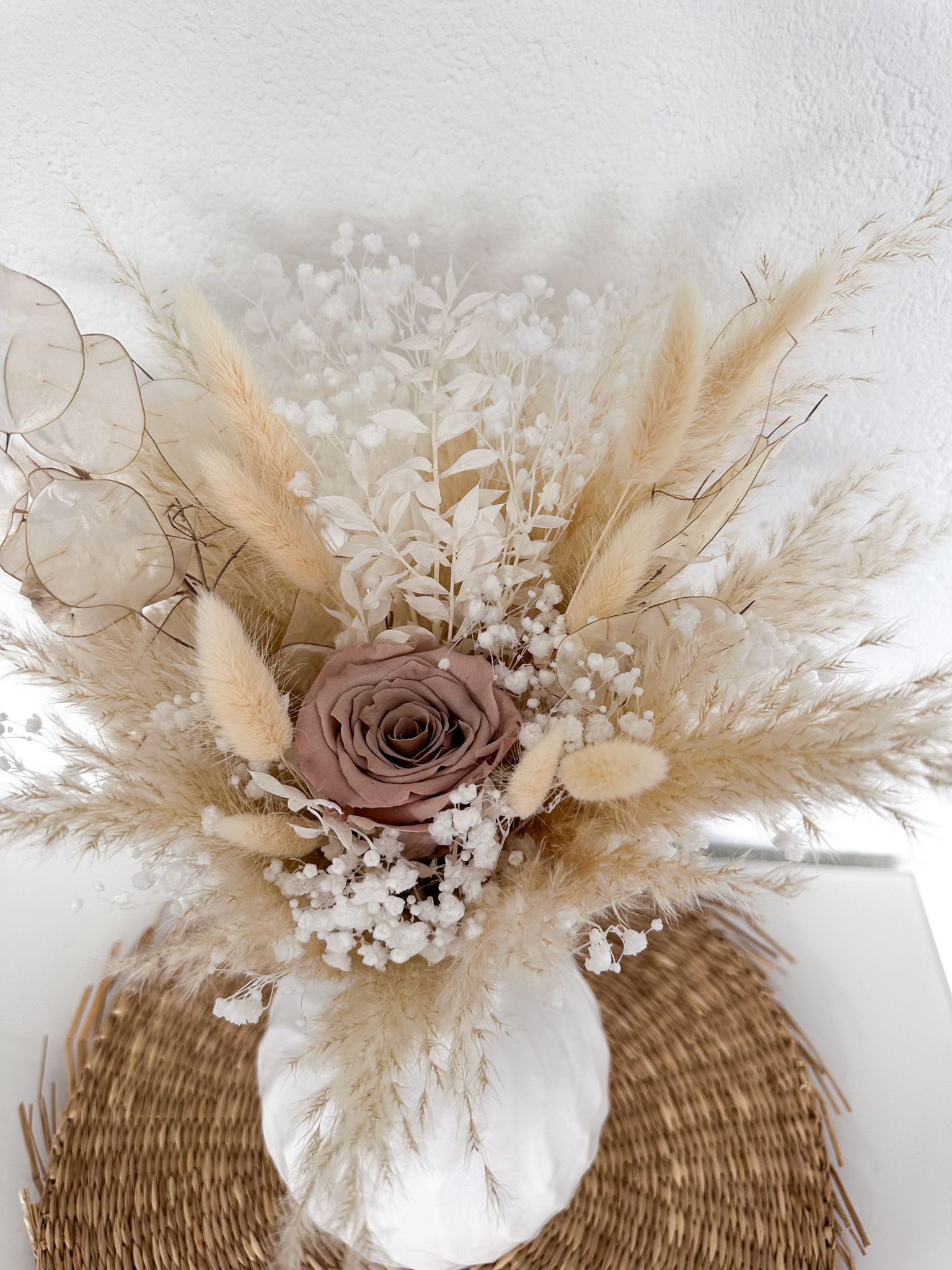 Frontansicht des Anne Bouquets mit natürlichen Trockenblumen und stabilisierten Rosen in harmonischen Creme- und Naturtönen.
