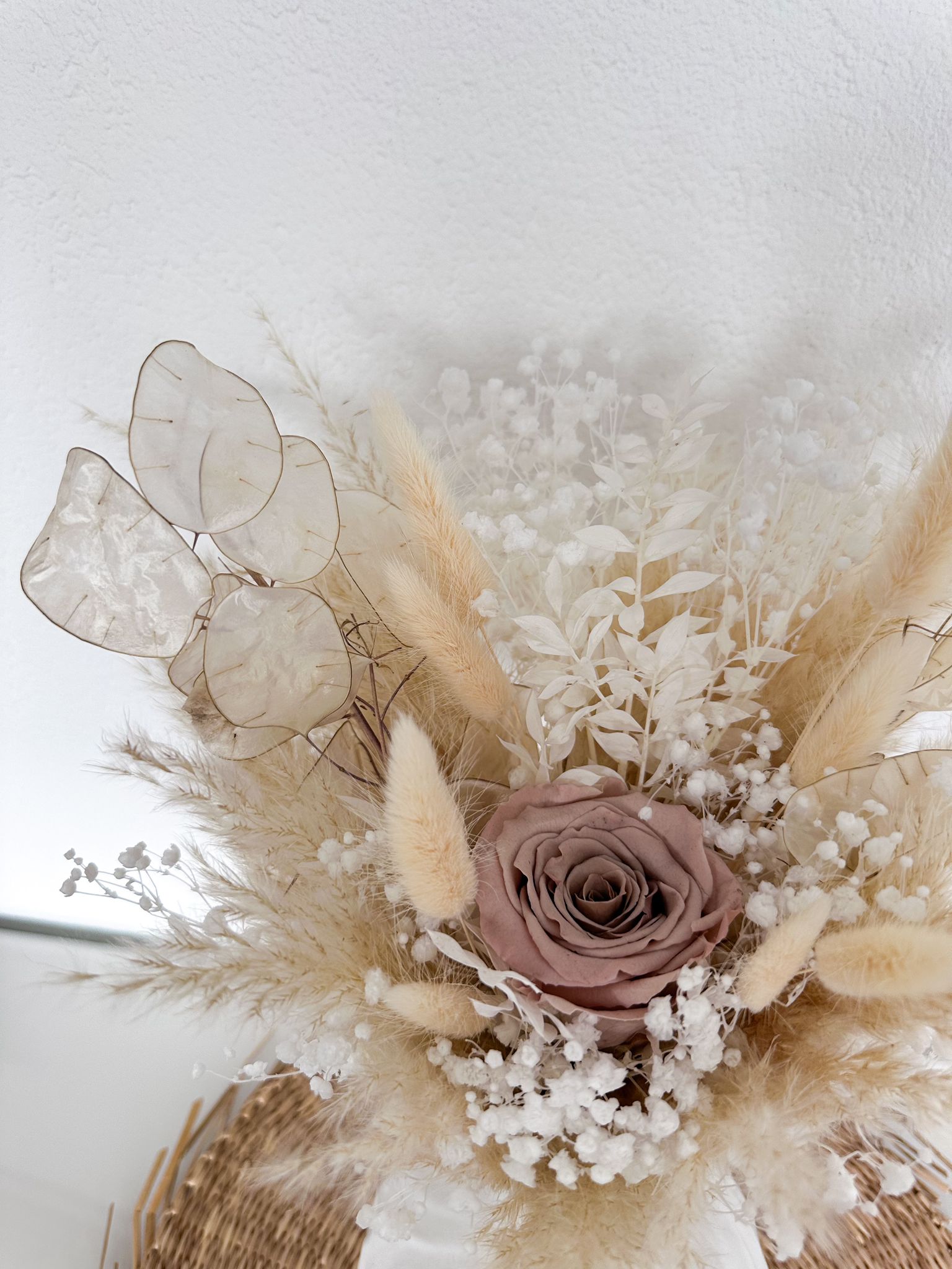 Detailaufnahme des Anne Bouquets mit einer stabilisierten Rose, umgeben von Lagurus, Ruscus und Pampas.