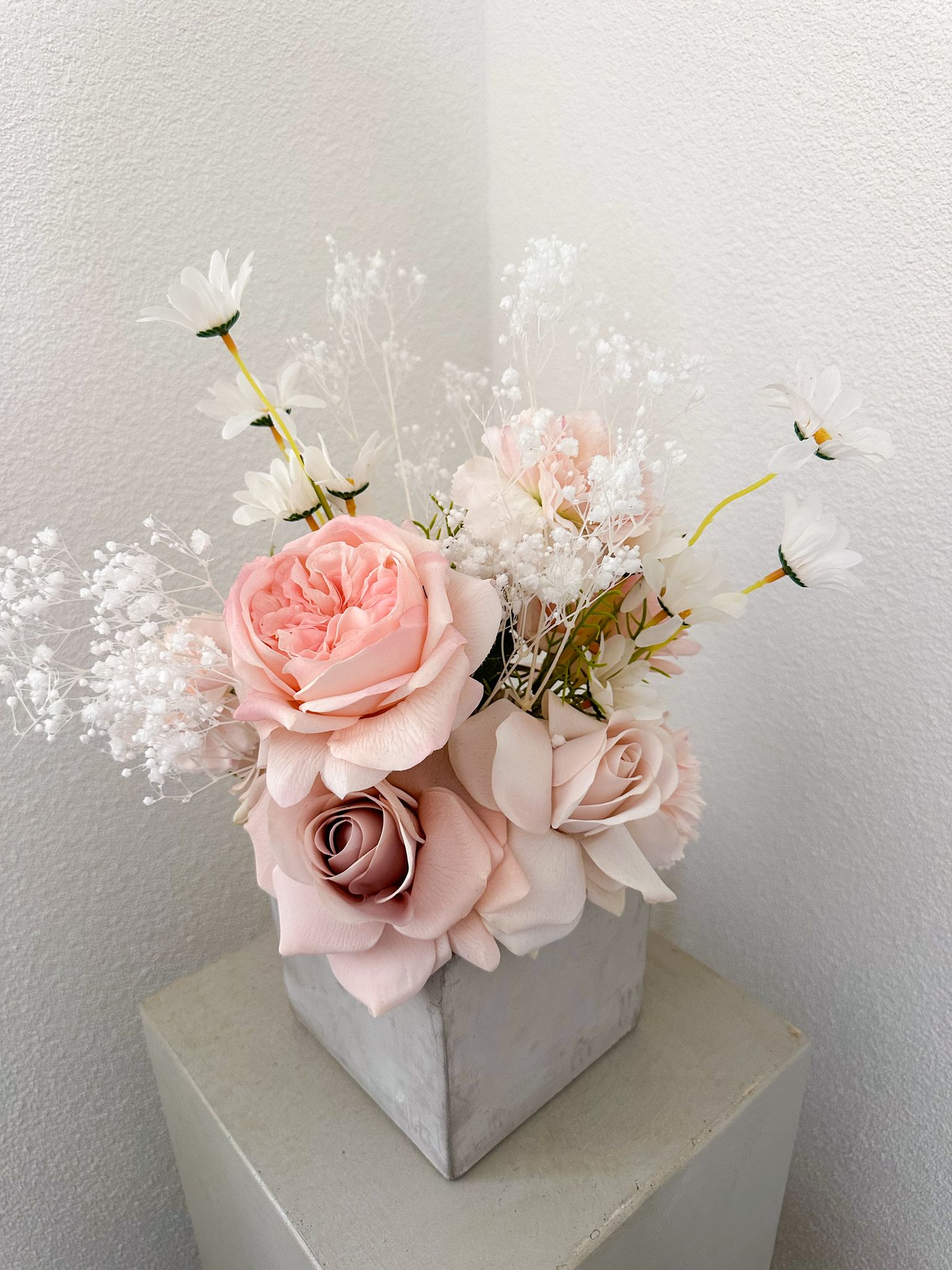 Seitliche Perspektive des Kunstblumenstrausses „Nikoletta“ mit Fokus auf Farbübergänge und Blumenvielfalt in sanften Tönen.