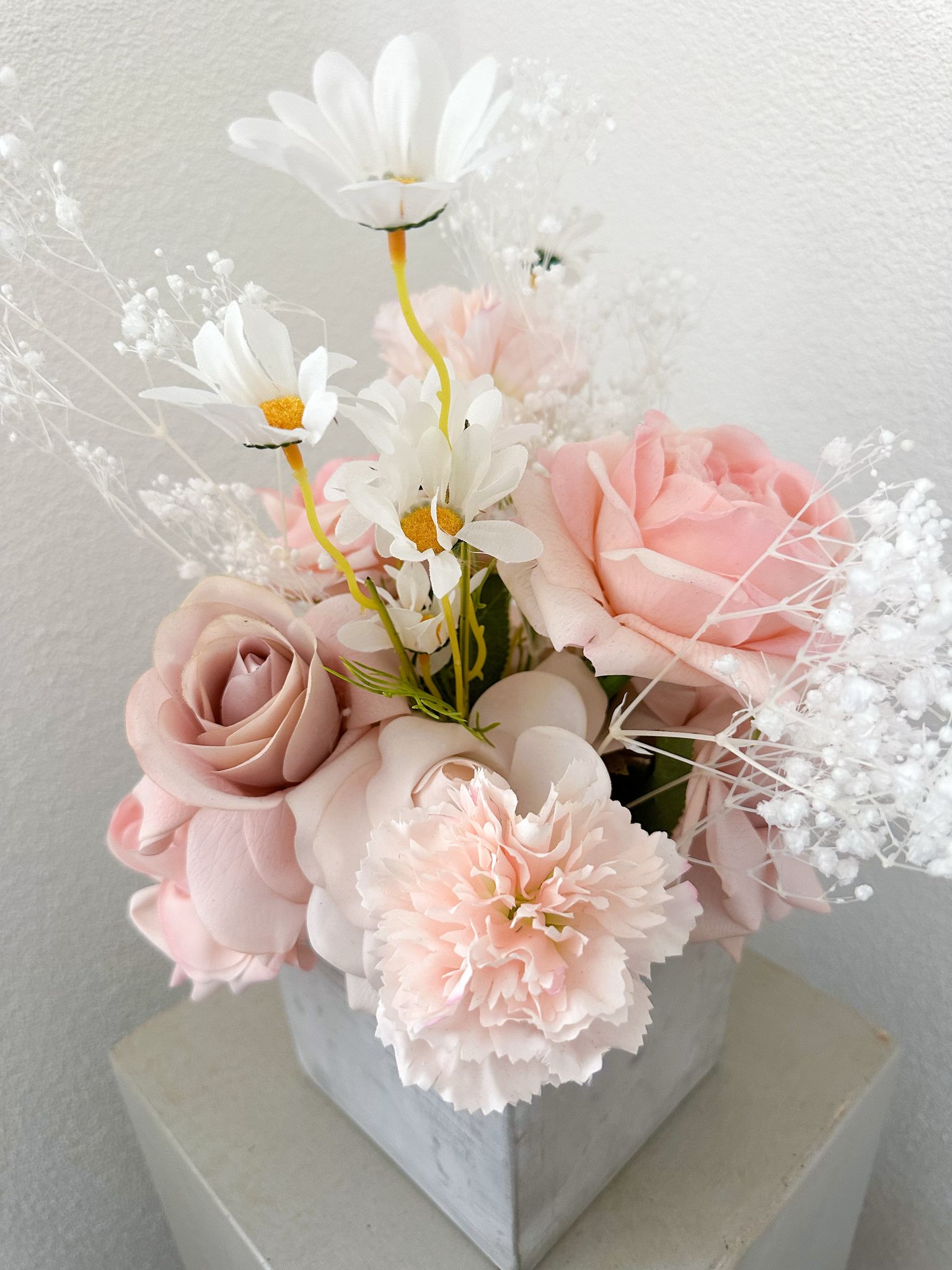 Nahaufnahme des Arrangements mit rosa Rosen, Nelken und weissem Schleierkraut – filigrane, realistische Verarbeitung.