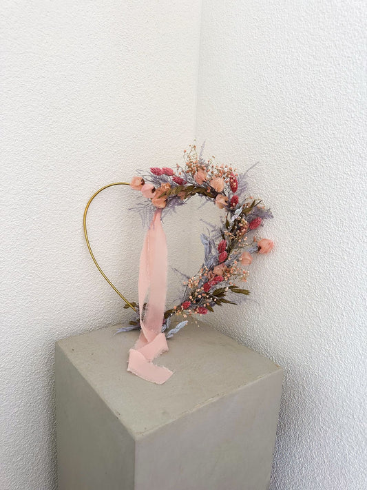 Herzförmiger Metallring mit Trockenblumen als liebevolles Geschenk für Mama