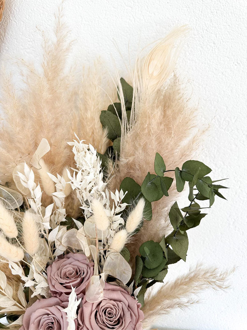 Detailansicht des Jael Bouquets, in der die Vielfalt der getrockneten Blumen und Gräser wie Pampas, Eukalyptus und Rosen zu sehen ist.