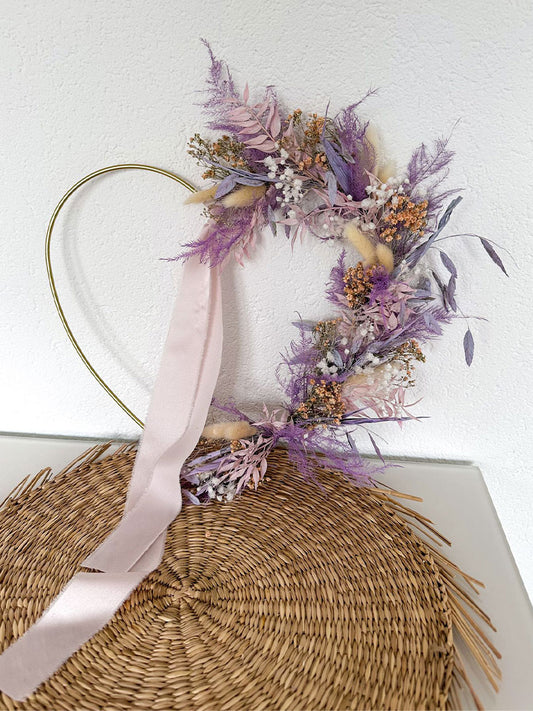 Violetter und cremefarbener Trockenblumenkranz in Herzform, ideal für eine liebevolle Geste zum Muttertag.