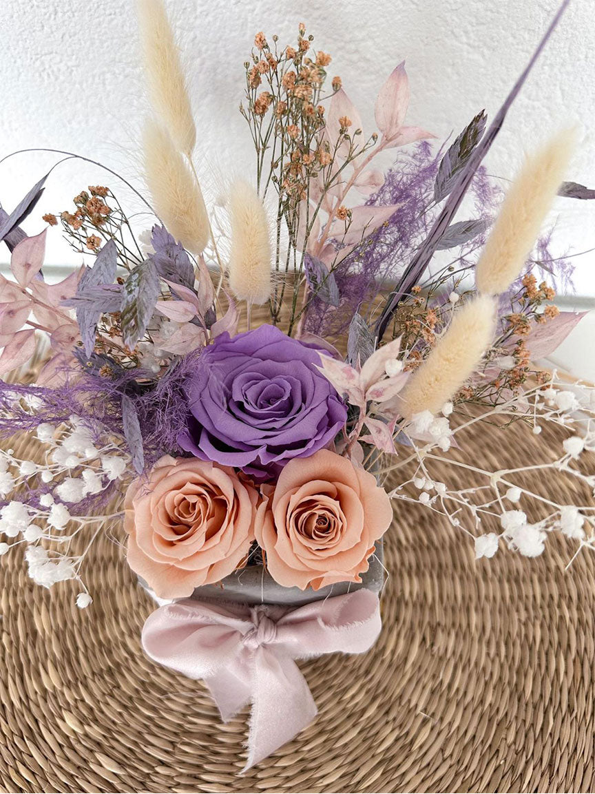 Detailansicht des 'Mama Topfs' am Muttertag, mit harmonisch abgestimmten Rosen und Trockenblumen, die Eleganz und Langlebigkeit versprechen.