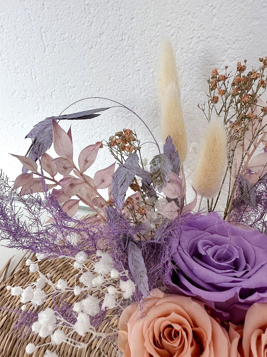 Elegantes Muttertagsgeschenk 'Mama Topf', das stabilisierte Rosen und sorgfältig ausgewählte Trockenblumen in einem liebevollen Arrangement zeigt.