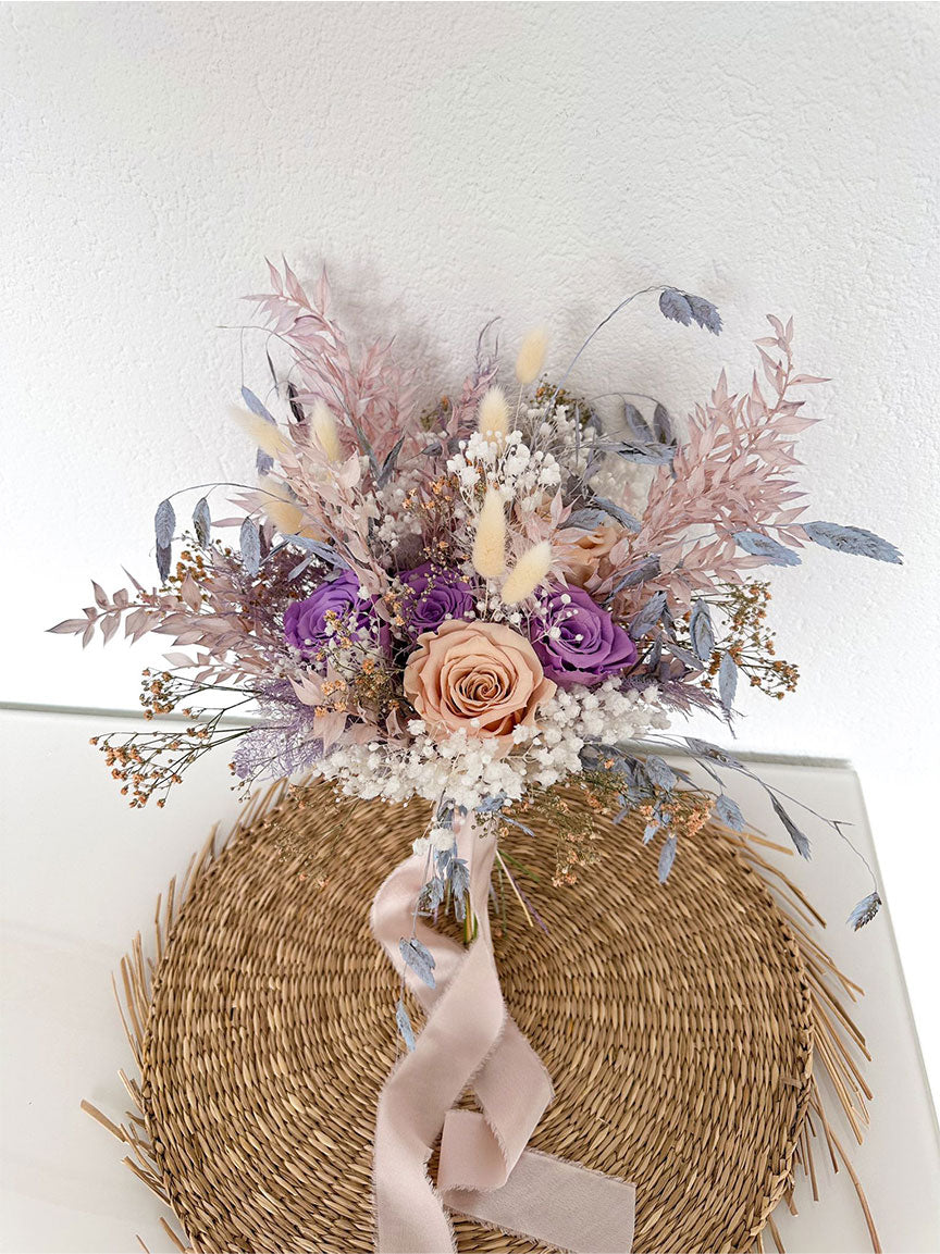 Nahaufnahme des 'Mama Bouquet', ein Ensemble aus Rosen und fein abgestimmten Trockenblumen für dauerhafte Schönheit.