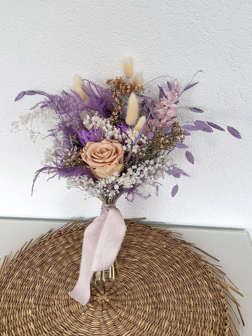 Blick auf das vollendete 'Mama Bouquet mit 3 Rosen' – jedes Detail ein Zeugnis der Sorgfalt und Hingabe, mit der es kreiert wurde.