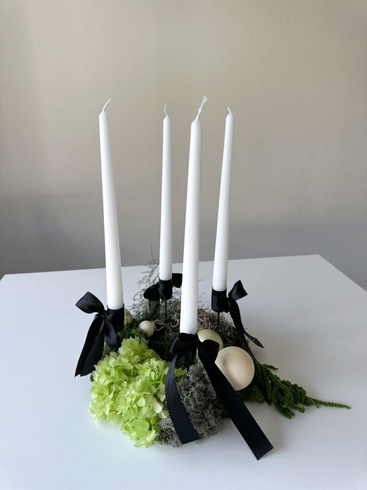 Adventskranz Amire aus Moos, Hortensie und Amaranthus mit cremefarbenen Kugeln – modernes Design in Grün und Naturtönen.
